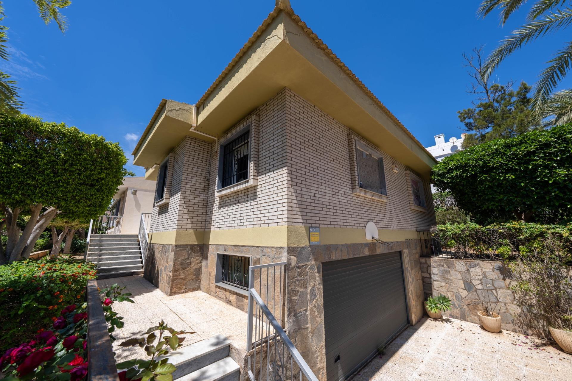 Exclusivo chalet independiente con piscina a 250 metros del  - foto 4