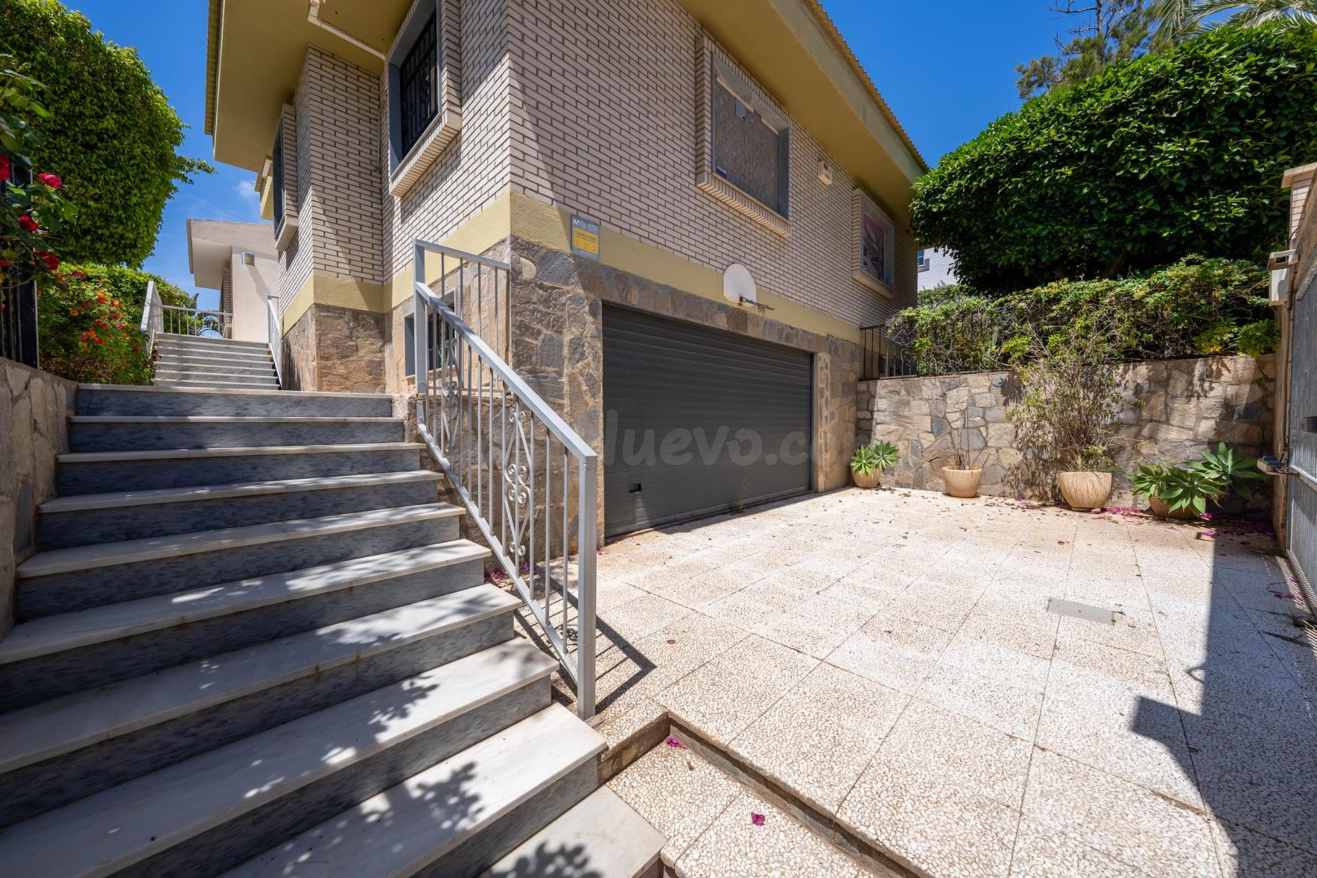 Exclusivo chalet independiente con piscina a 250 metros del  - foto 5