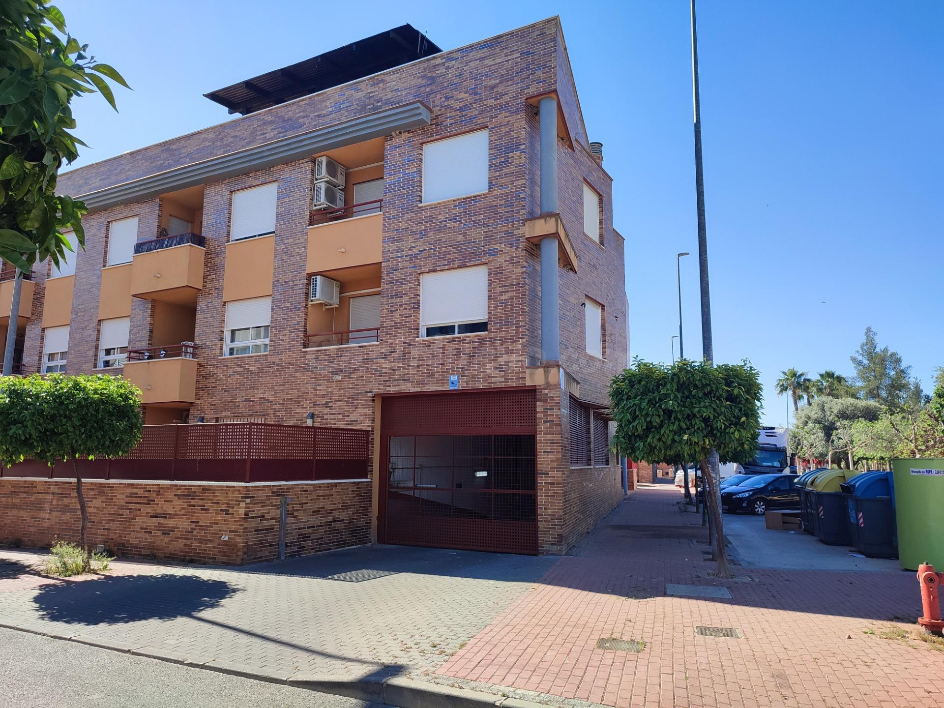 Apartamento amueblado con garaje, trastero y ascensor en El 