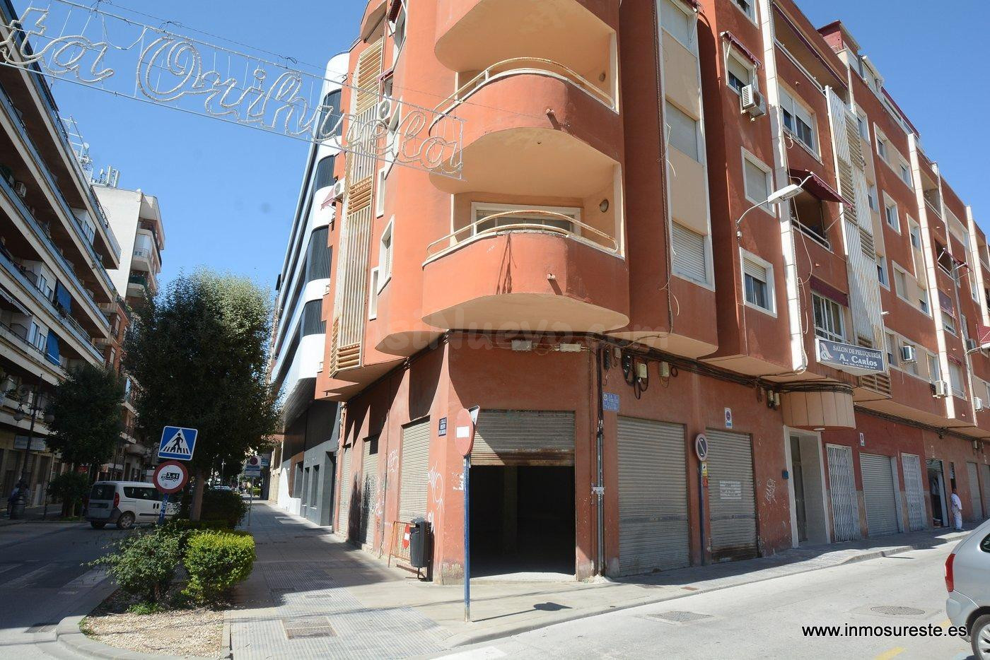 Local comercial a dos calles en Orihuela, frente a la plaza 