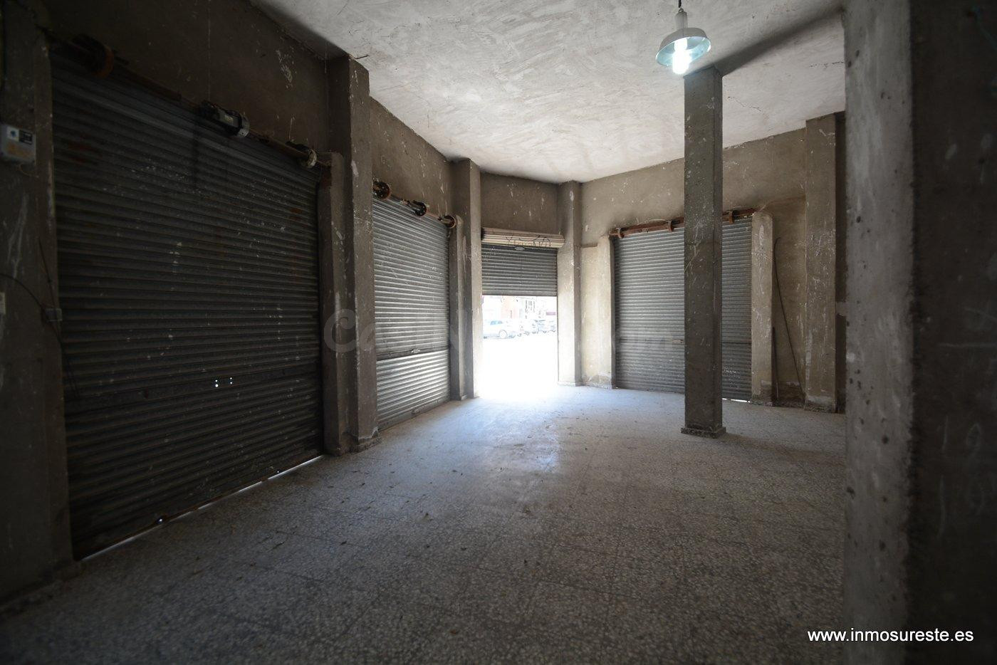 Local comercial a dos calles en Orihuela, frente a la plaza  - foto 4