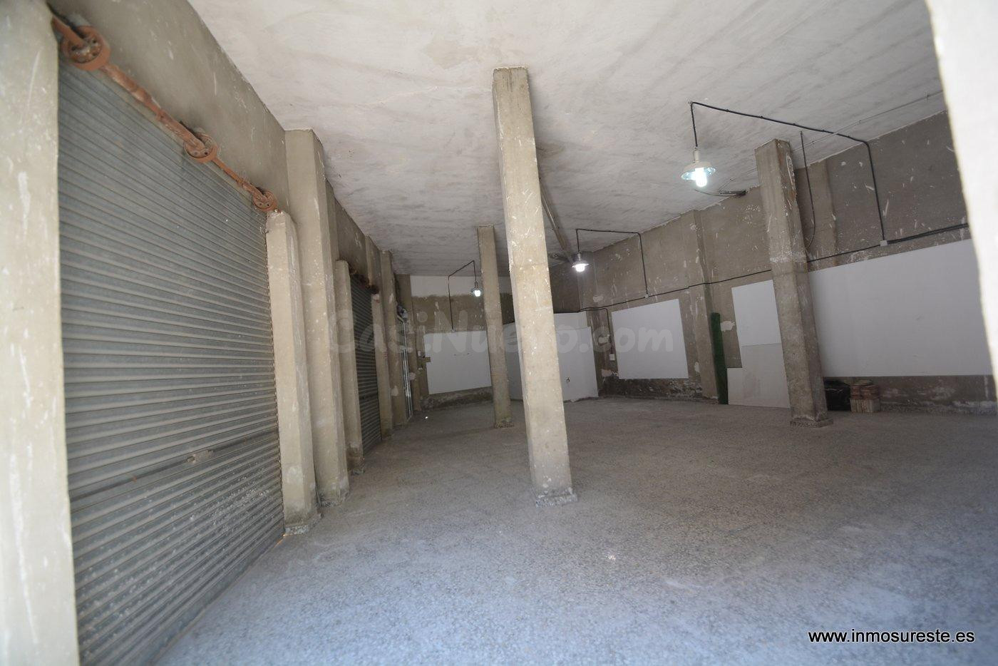 Local comercial a dos calles en Orihuela, frente a la plaza  - foto 5