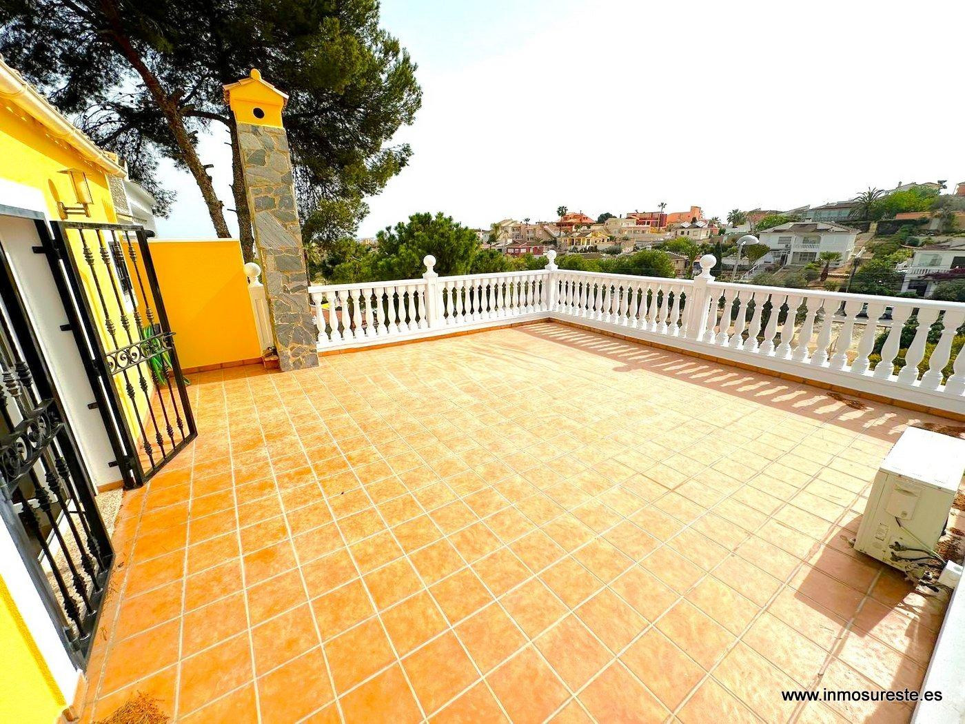 Bonito y coqueto Chalet en Urbanización Los Balcones, Torrev