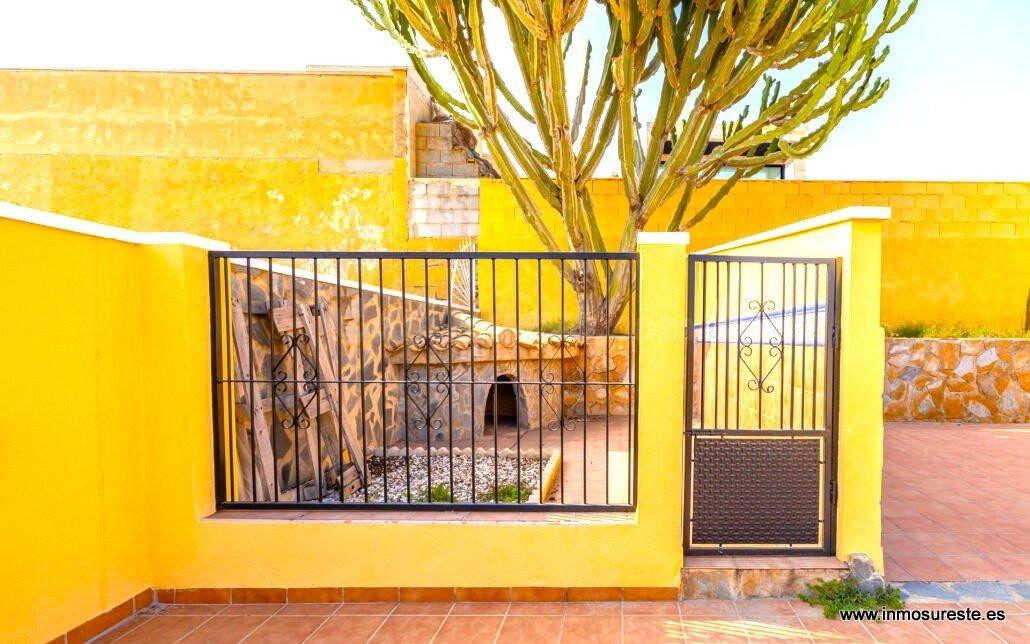 Bonito y coqueto Chalet en Urbanización Los Balcones, Torrev - foto 2