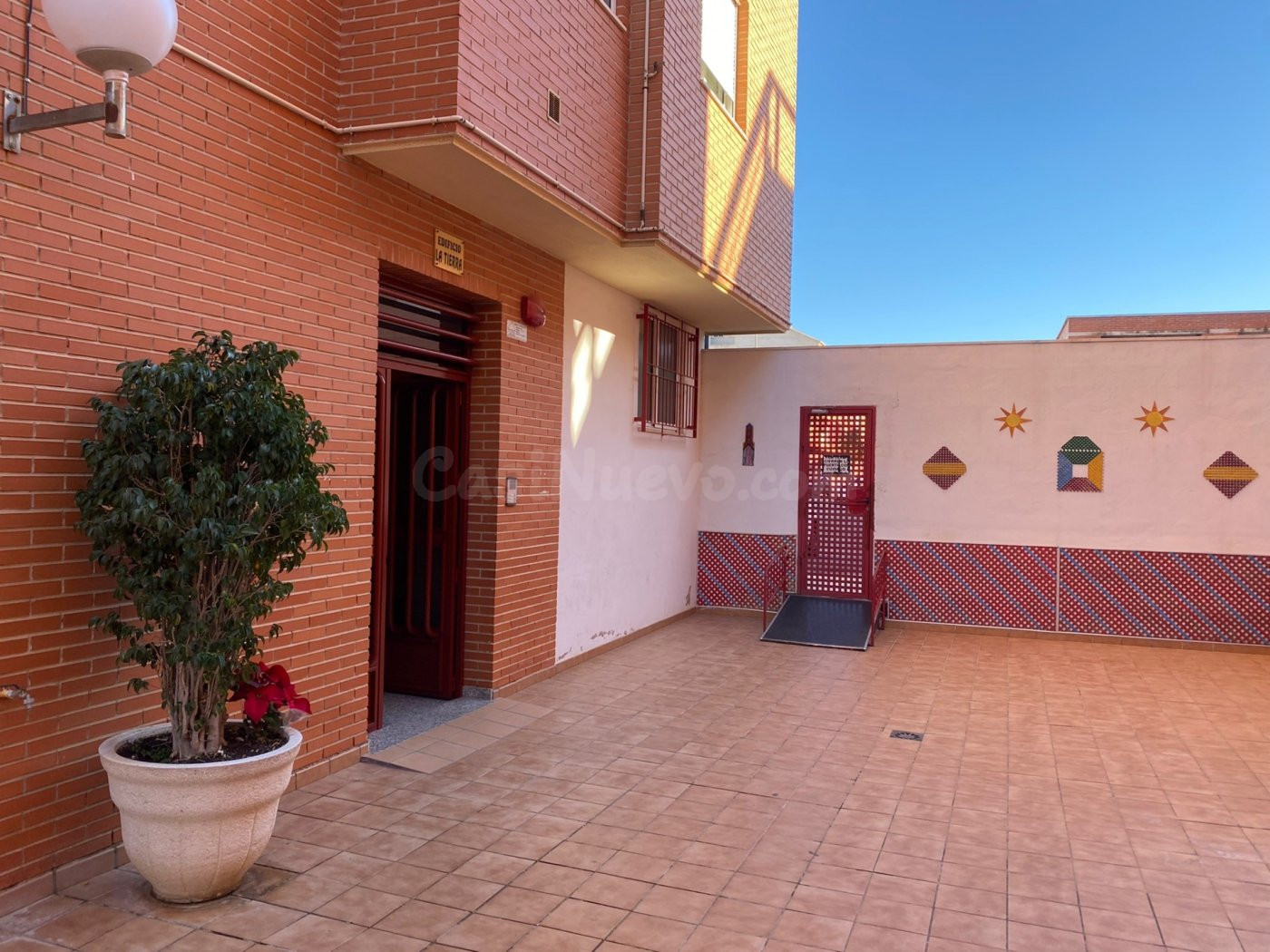 Piso de 3 dormitorios con garaje, 2 baños y balcón - foto 2