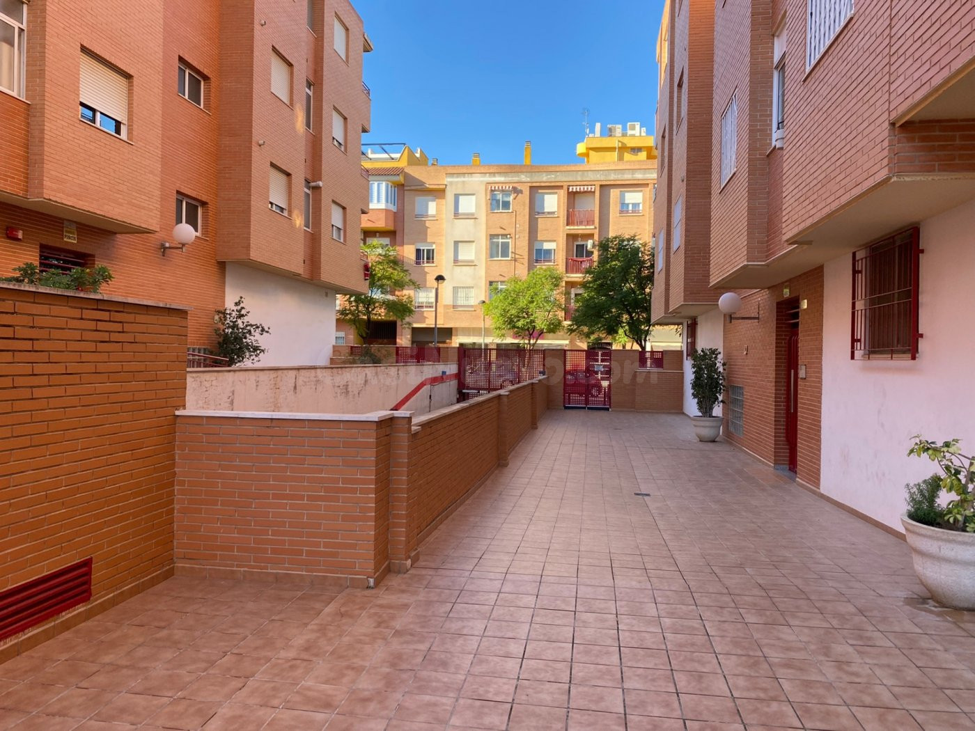 Piso de 3 dormitorios con garaje, 2 baños y balcón - foto 3