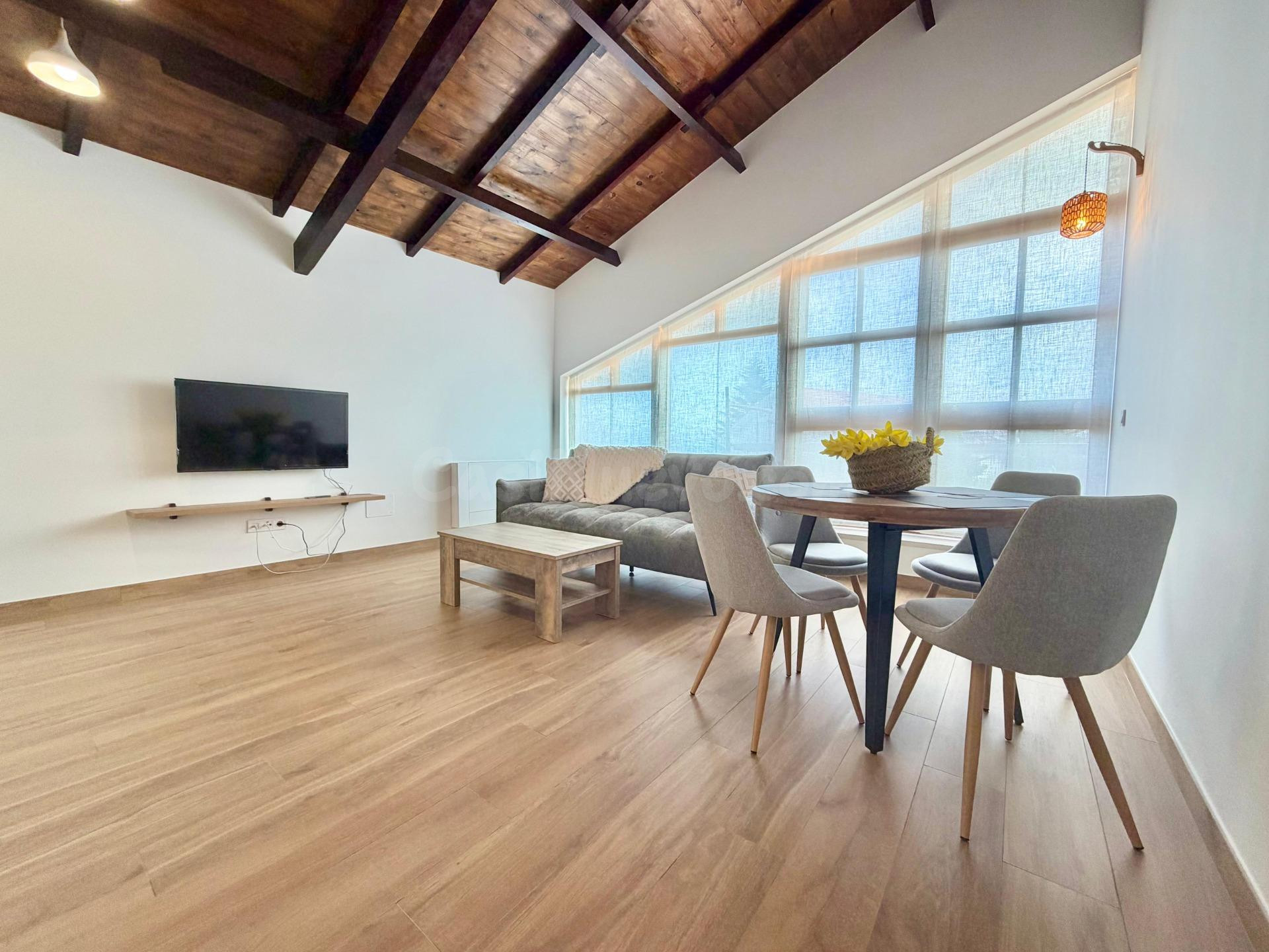 Apartamento en casa de piedra con jardín y WiFi, para el cur