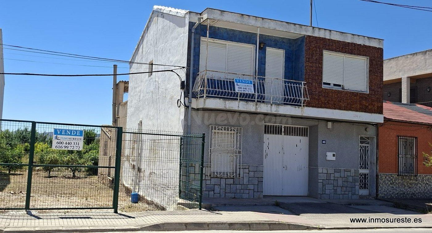 ¡¡ MAGNÍFICA VIVIENDA !! Casa en la pedanía de Molins, Orihuela, distribuida en dos plantas y dos parcelas de terreno.
