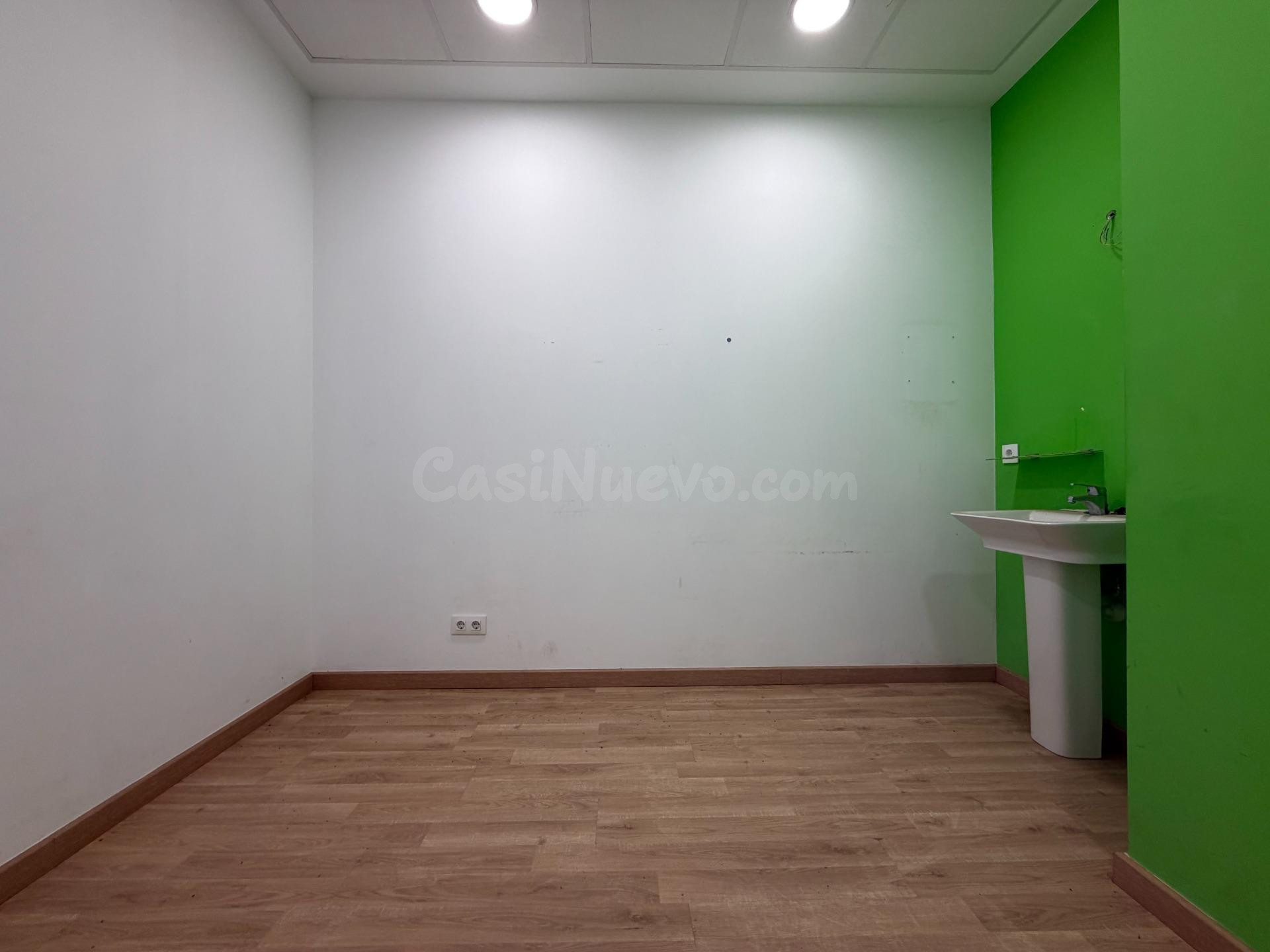 Bonito local listo para funcionar en Puerto Chico - foto 5