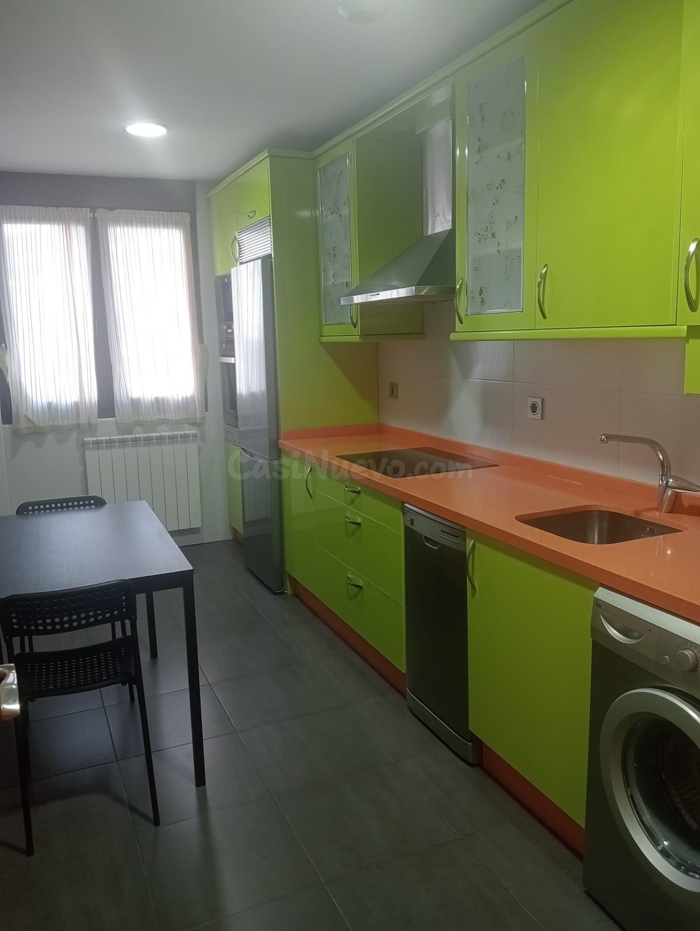 SE VENDE APARTAMENTO EN EL CENTRO, COCINA AMUEBLADA, SALÓN, 