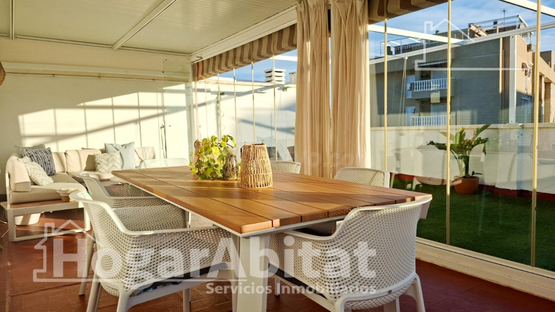 ÁTICO REFOMADO CON TERRAZA, PISCINA Y PARKING CERCA DE LA PL - foto 3