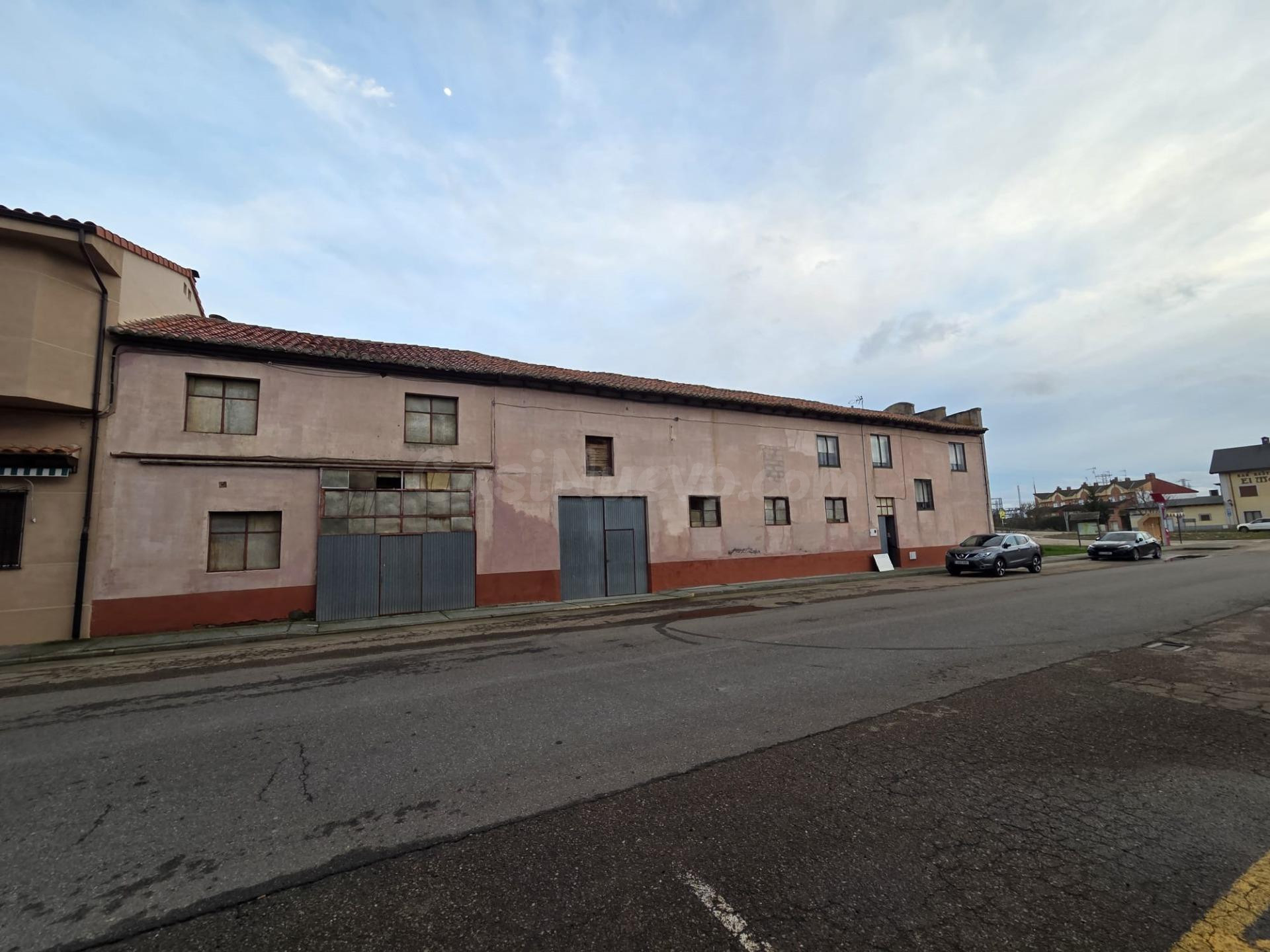 SE VENDE CASA EN VILLAMAÑAN, 170 M2 VIVIENDA, NAVE 416 M2, P - foto 2