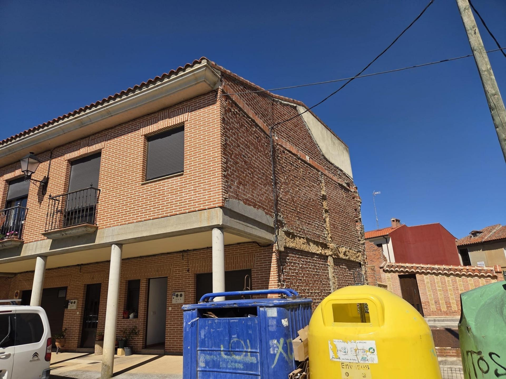 SE VENDE CASA EN VALDERAS, 2 PLANTAS, COCINA, SALÓN, 3 HAB.,