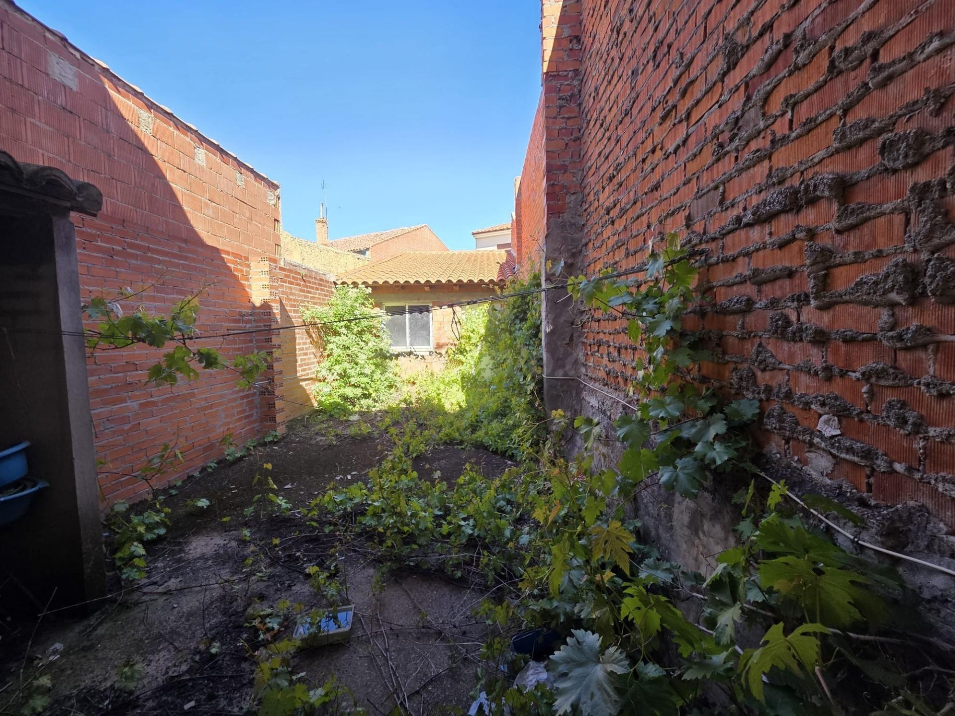 SE VENDE CASA EN VALDERAS, 2 PLANTAS, COCINA, SALÓN, 3 HAB., - foto 3