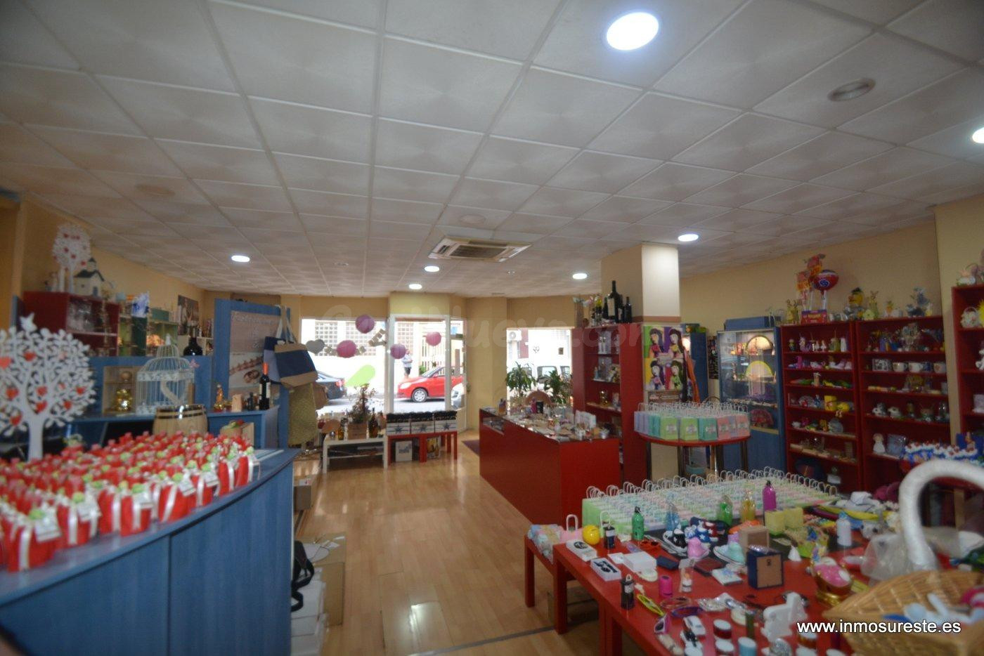 Local comercial a la venta en Orihuela, cerca del Parque Sev - foto 2