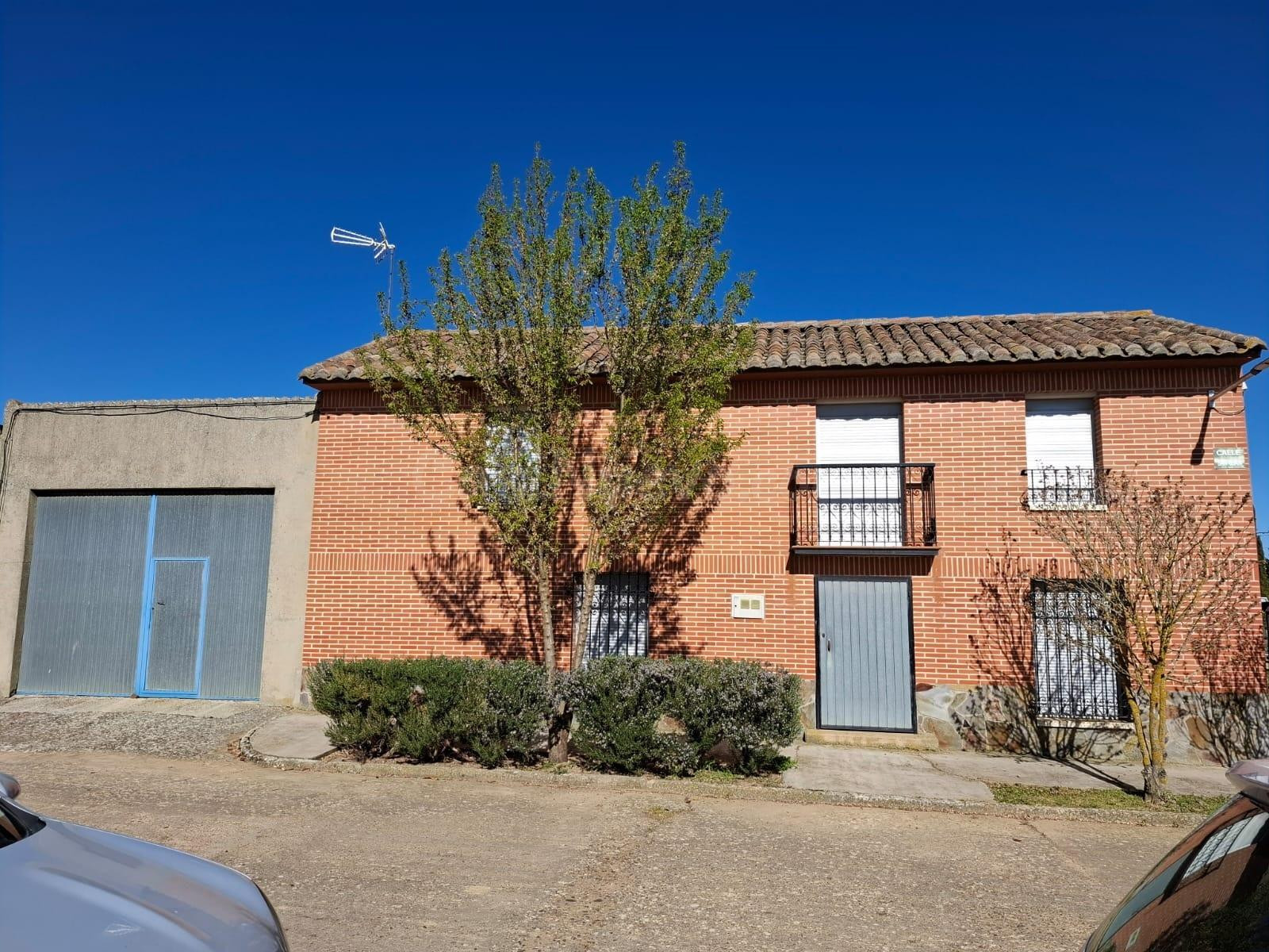 SE VENDE CASA EN VILALBA DE LA LOMA, DOS PLANTAS, COCINA, SA
