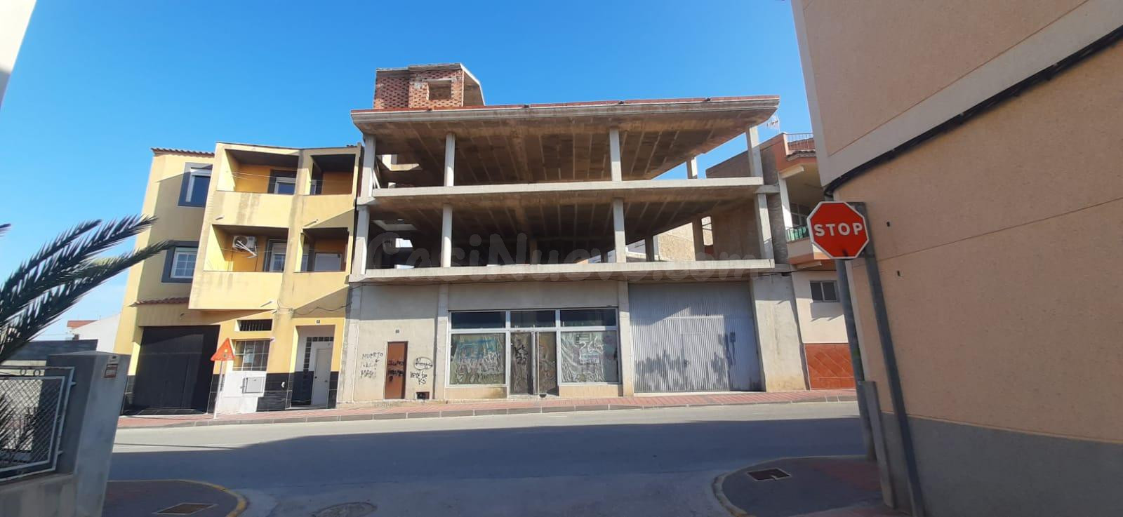EDIFICIO EN CONSTRUCCIÓN EN CAMPOS DEL RÍO