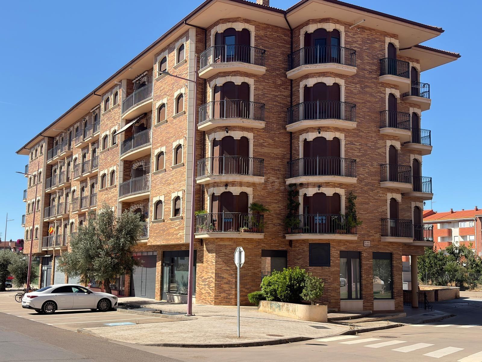 SE VENDE APARTAMENTO SEMINUEVO, 86 M2, COCINA AMUEBLADA, 2 H