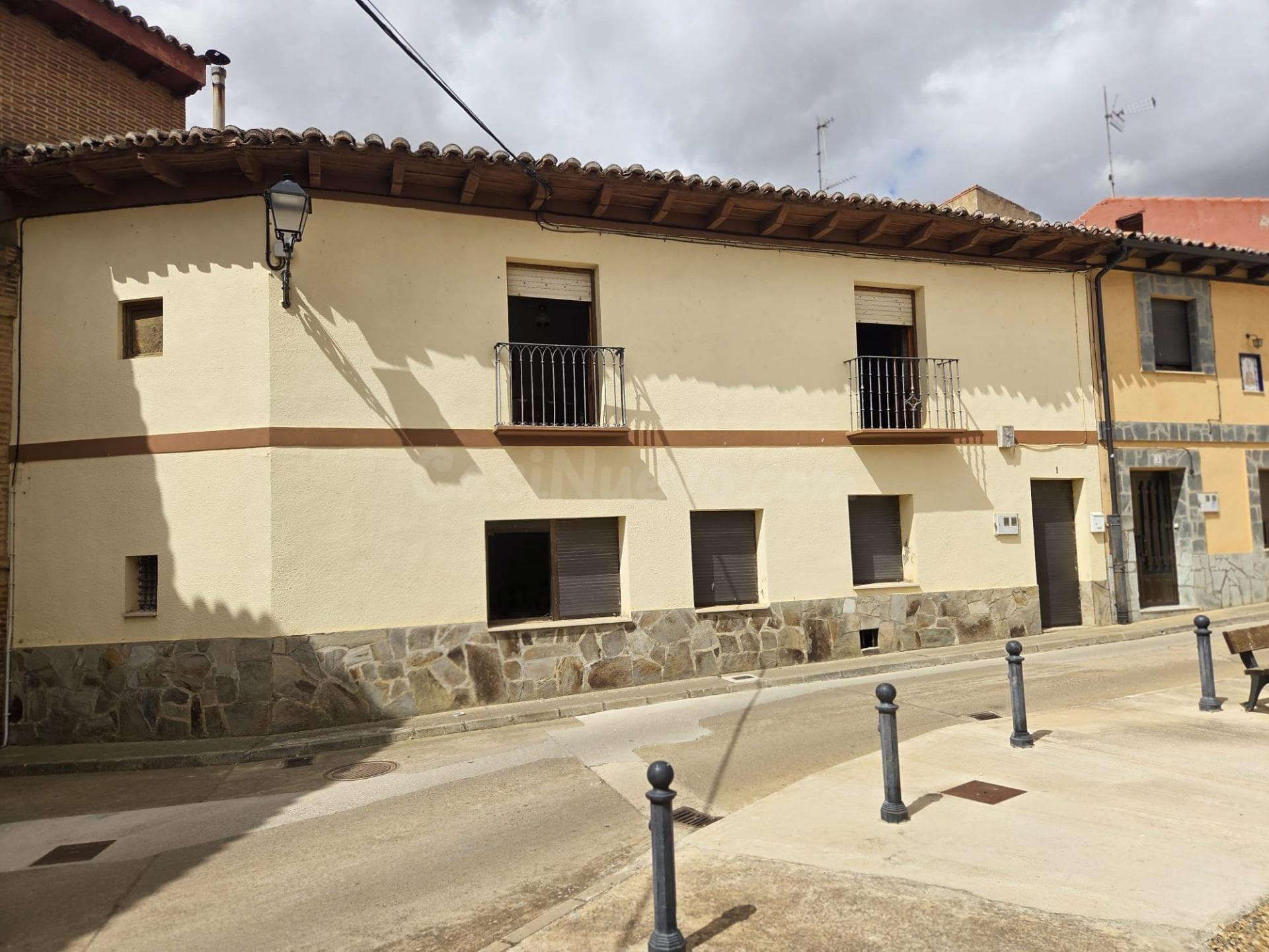 SE VENDE CASA EN EL CENTRO DE VALDERAS, DOS PLANTAS, 4 HAB.,