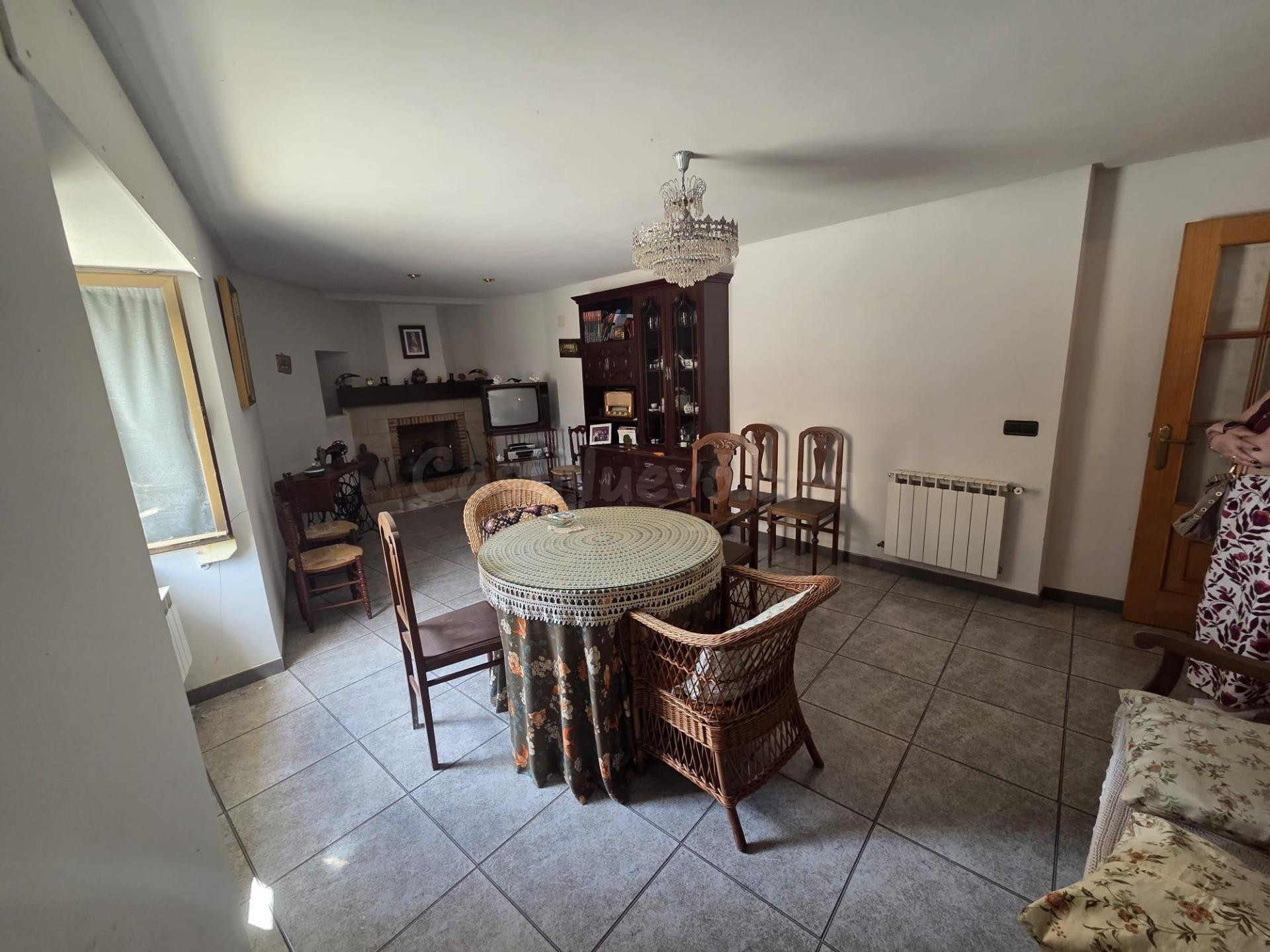 SE VENDE CASA EN EL CENTRO DE VALDERAS, DOS PLANTAS, 4 HAB., - foto 2