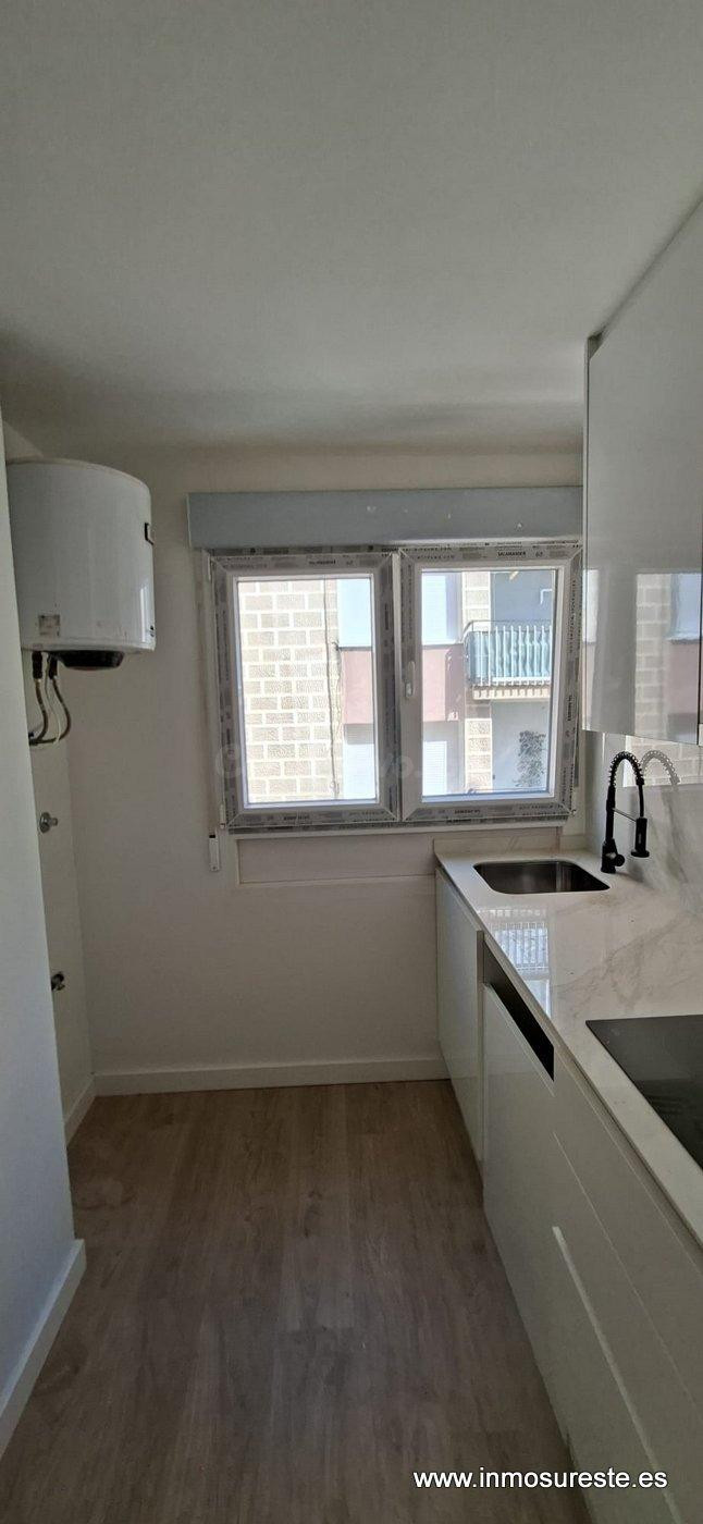 ¡Bajada de precio! Piso totalmente reformado a estrenar en e - foto 4