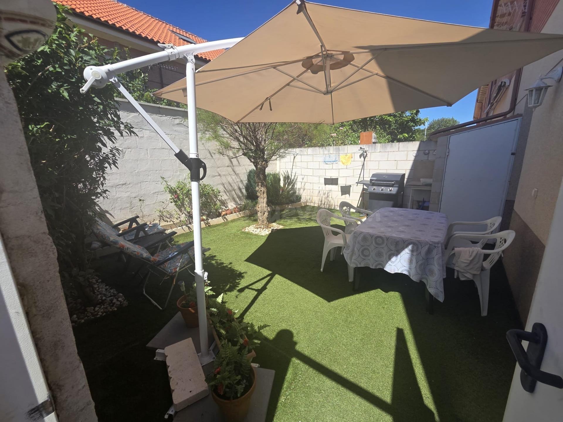 Se vende chalet adosado en Benamariel, en urbanización con p - foto 3