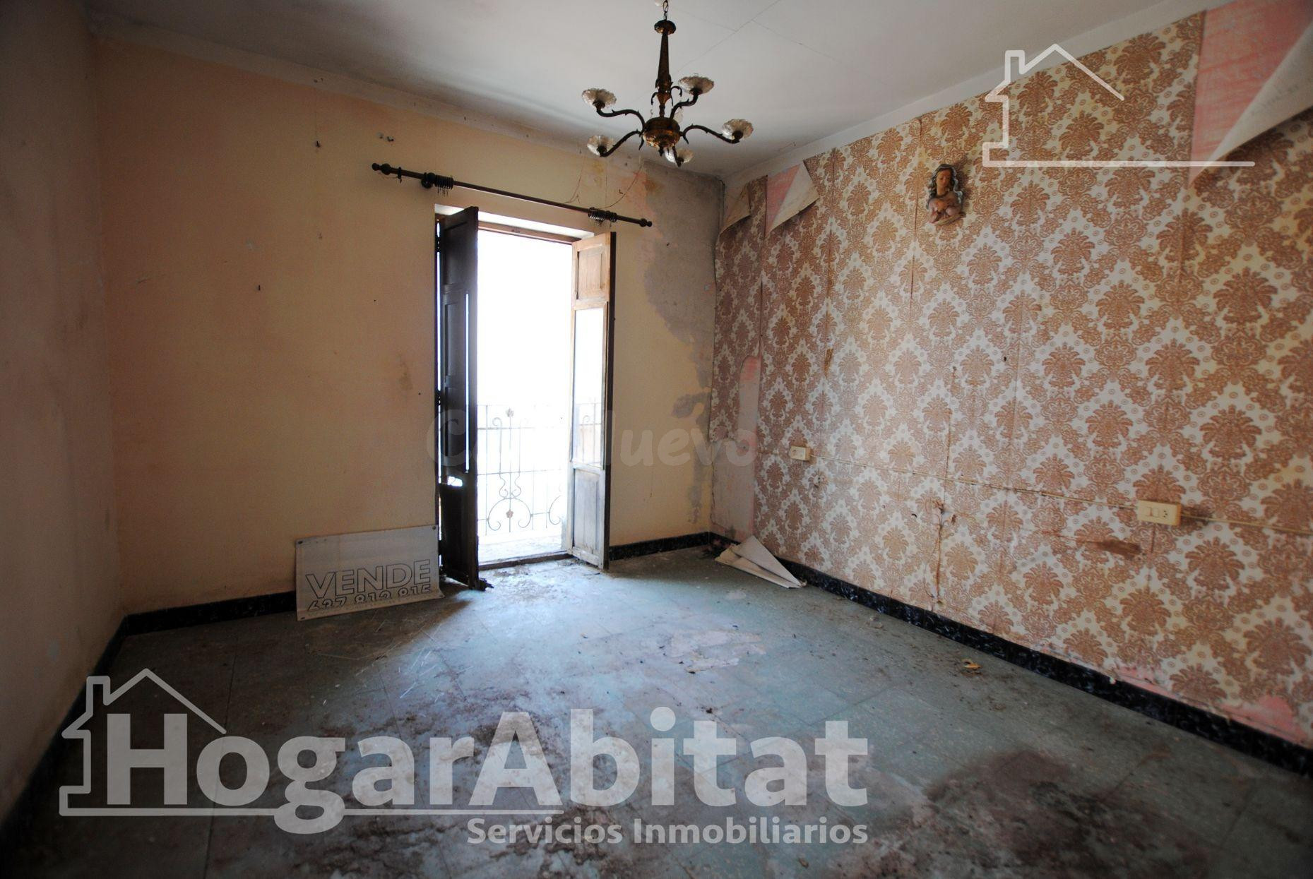 ESPACIOSA CASA CON TERRAZA Y CON MUCHAS POSIBILIDADES