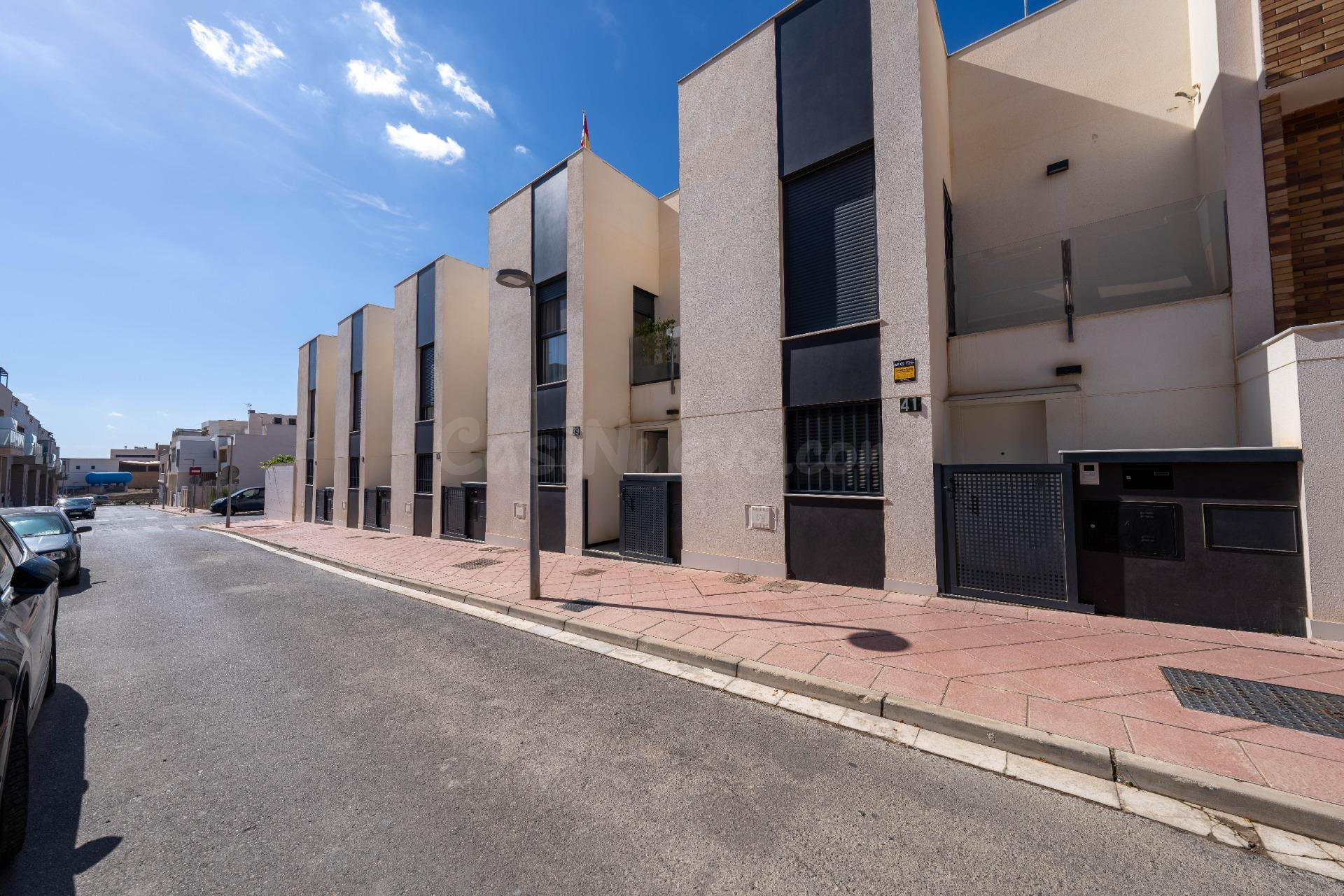 ESPECTACULAR TRIPLEX SEMINUEVO DE 4 DORMITORIOS Y 3 BAÑOS - foto 4