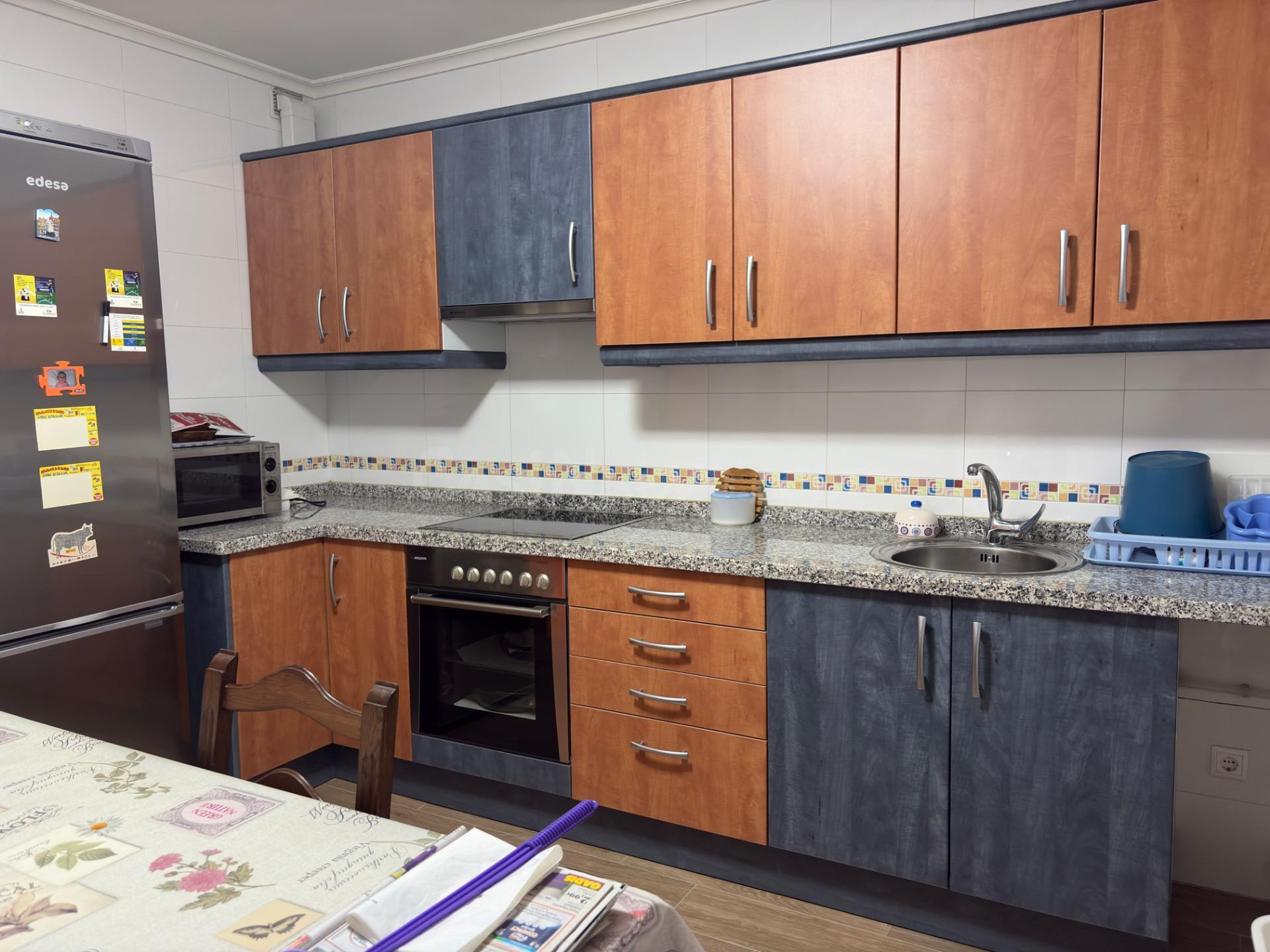 SE VENDE PISO SEMINUEVO, COCINA AMUEBLADA, 4 HAB., 2 BÑOS, S