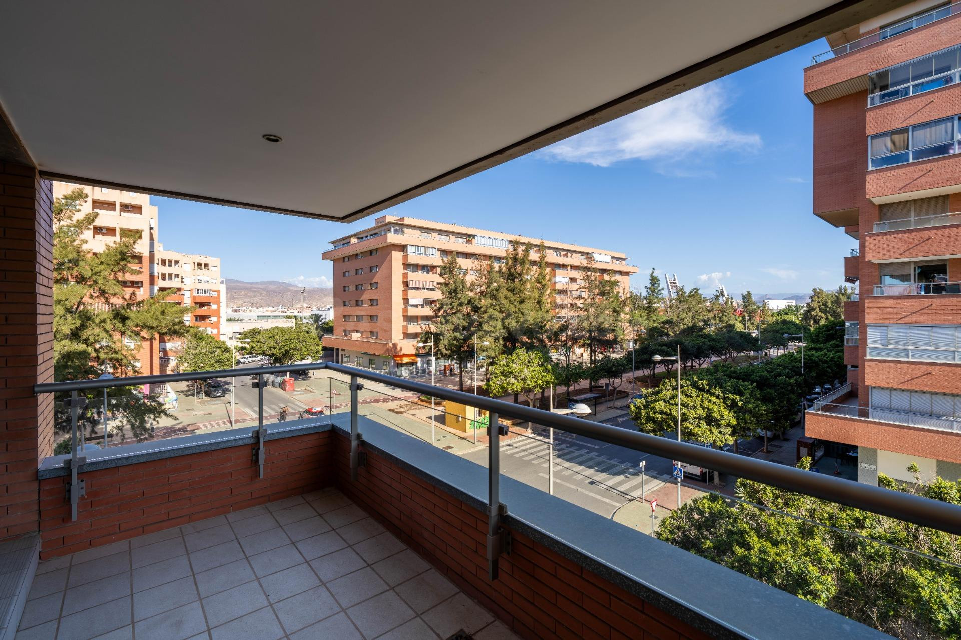 Amplio y moderno piso en  zona La Goleta - foto 5