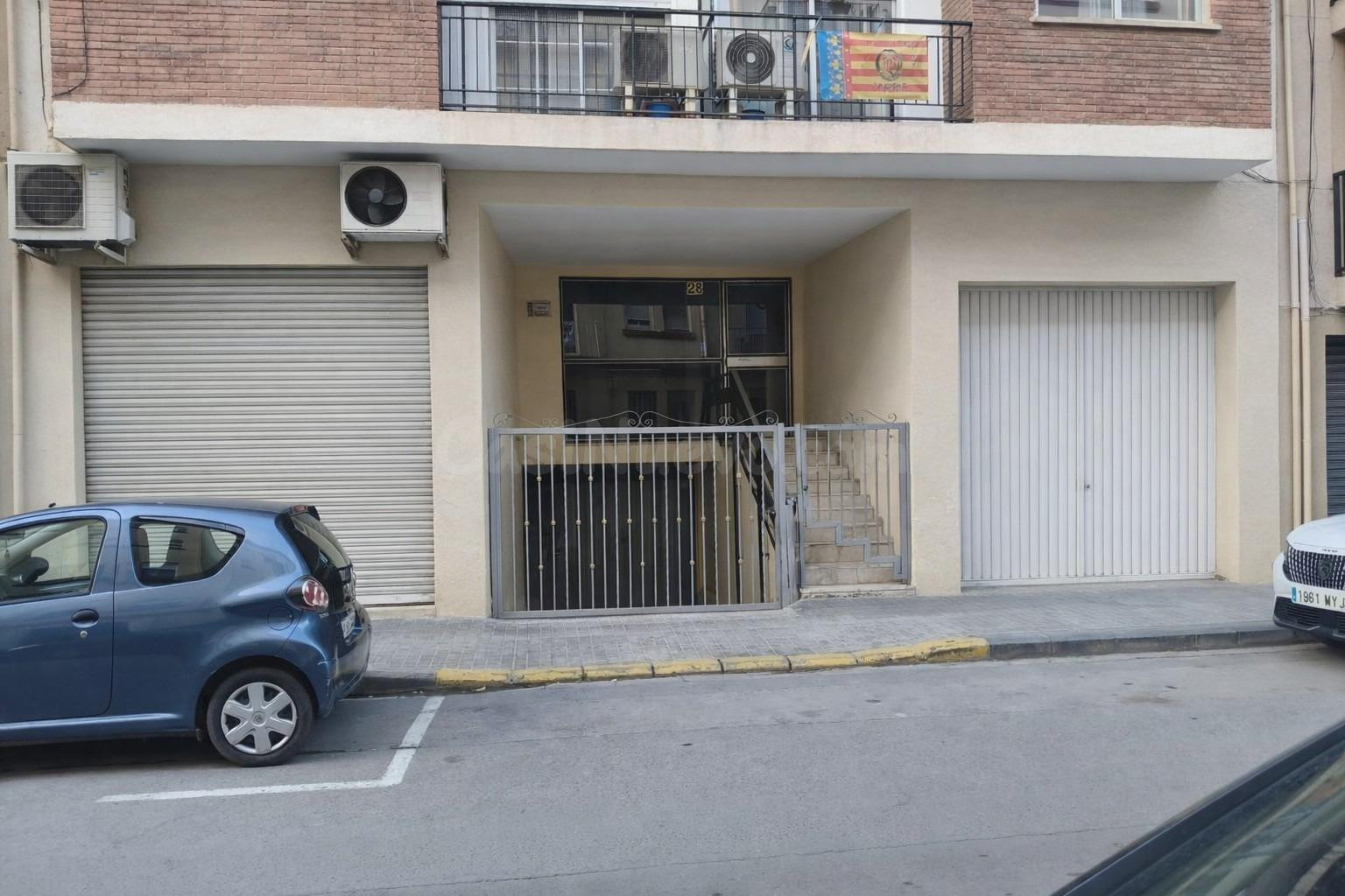 Se vende local comercial en Torrefiel