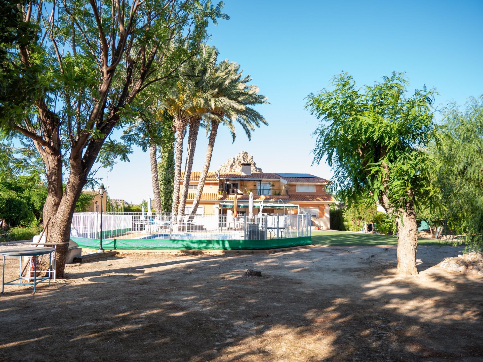 FINCA SINGULAR 5.180 m2 CON PISCINA, 4 UNIDADES RESIDENCIALE