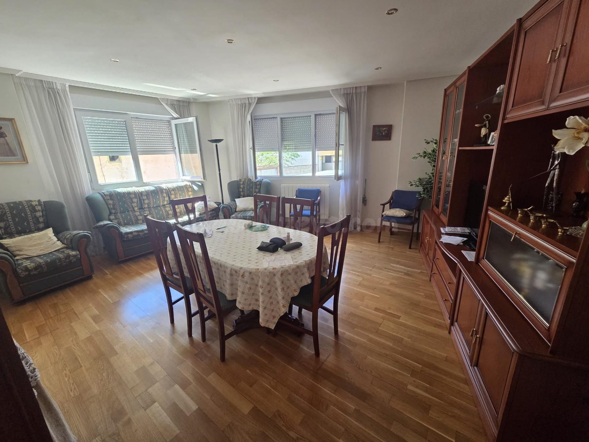 SE VENDE AMPLIO APARTAMENTO, BAJO, 80 M2, AMUEBLADO, COCINA,
