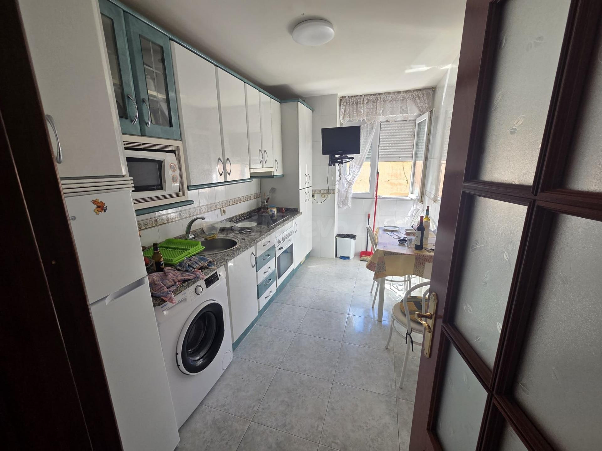 SE VENDE AMPLIO APARTAMENTO, BAJO, 80 M2, AMUEBLADO, COCINA, - foto 2