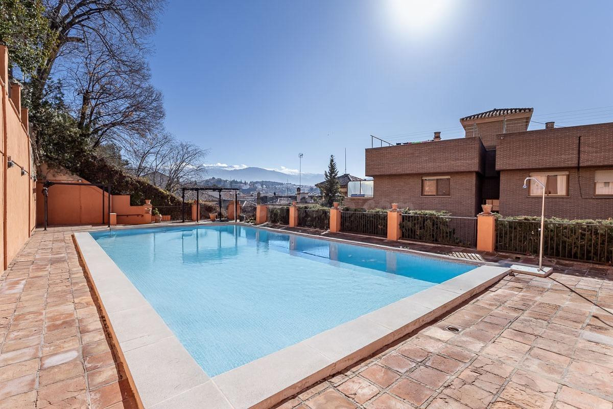 EXCLUSIVO PISO CON JARDÍN PRIVATIVO EN UNA DE LAS MEJORES UR - foto 5