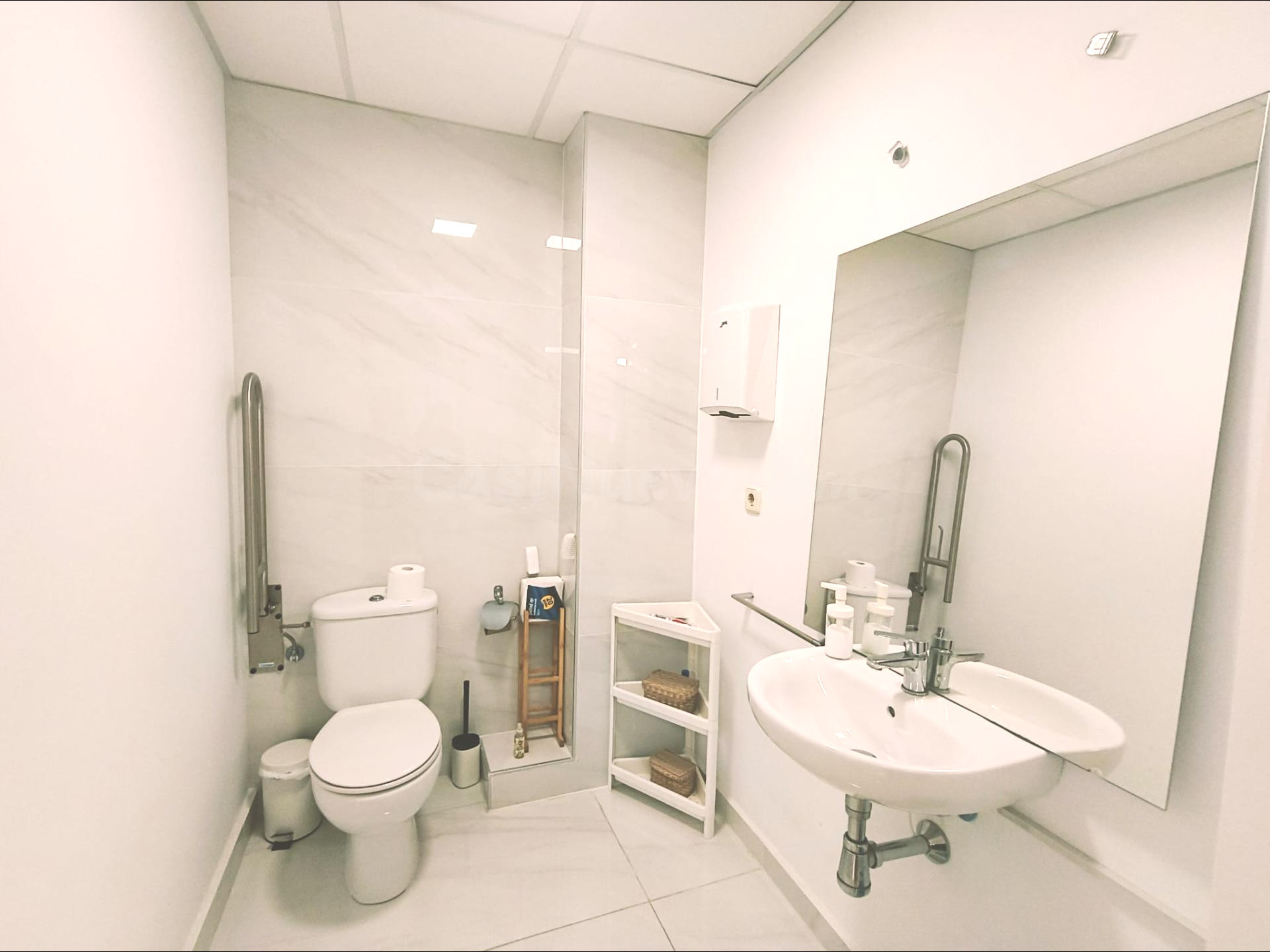 Magnifica oficina compuesta de 3 estancias y dos baños uno a - foto 3