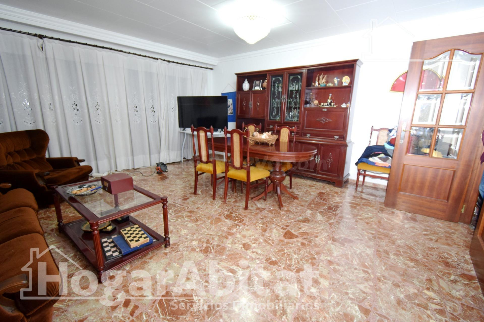 ESPACIOSA CASA CON TERRAZA Y GARAJE