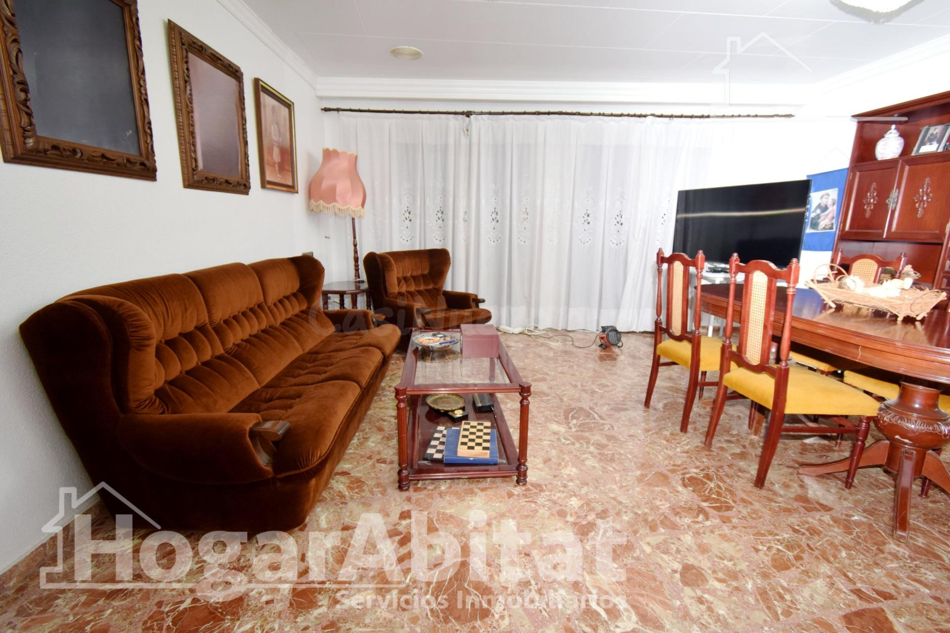 ESPACIOSA CASA CON TERRAZA Y GARAJE - foto 2