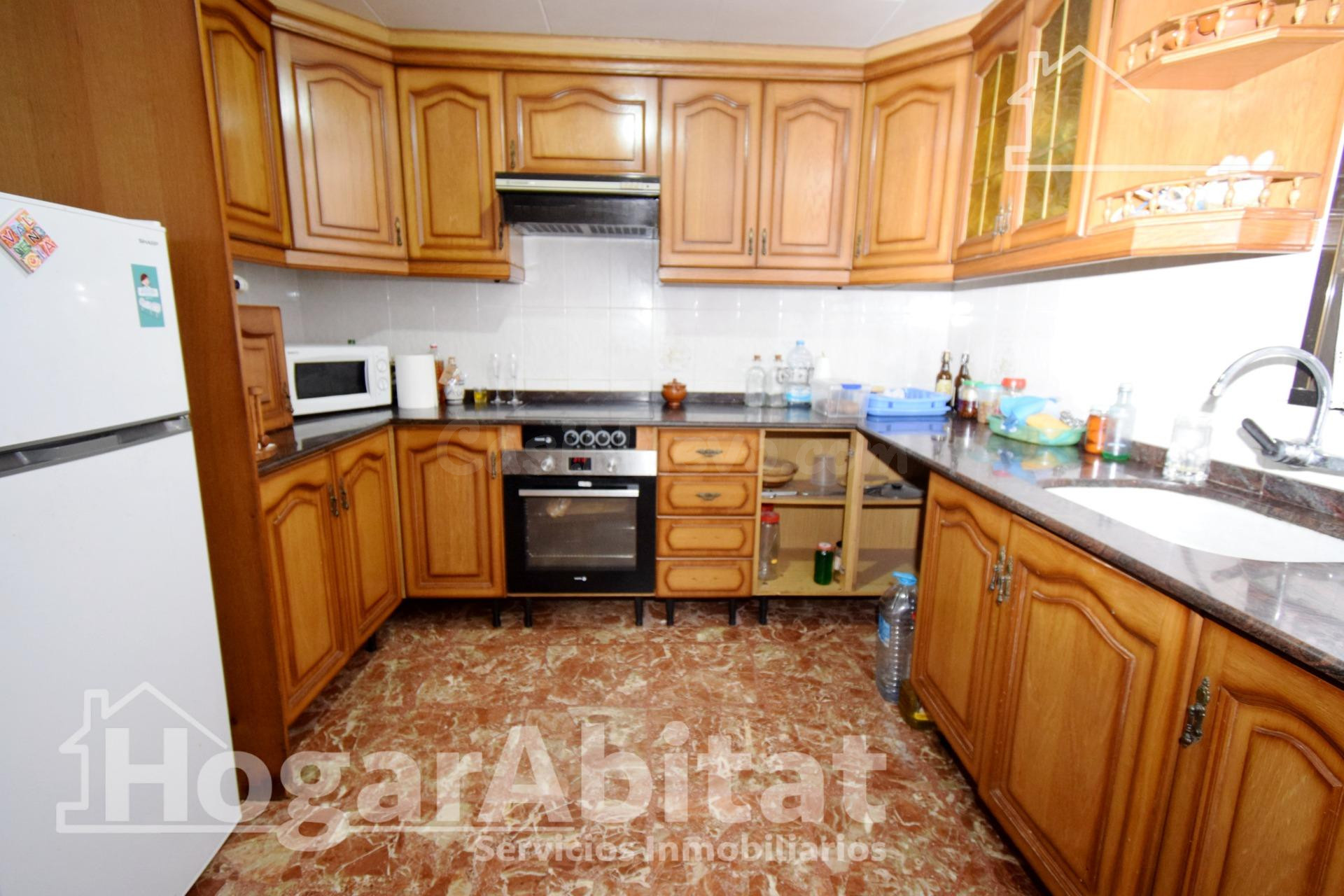 ESPACIOSA CASA CON TERRAZA Y GARAJE - foto 4