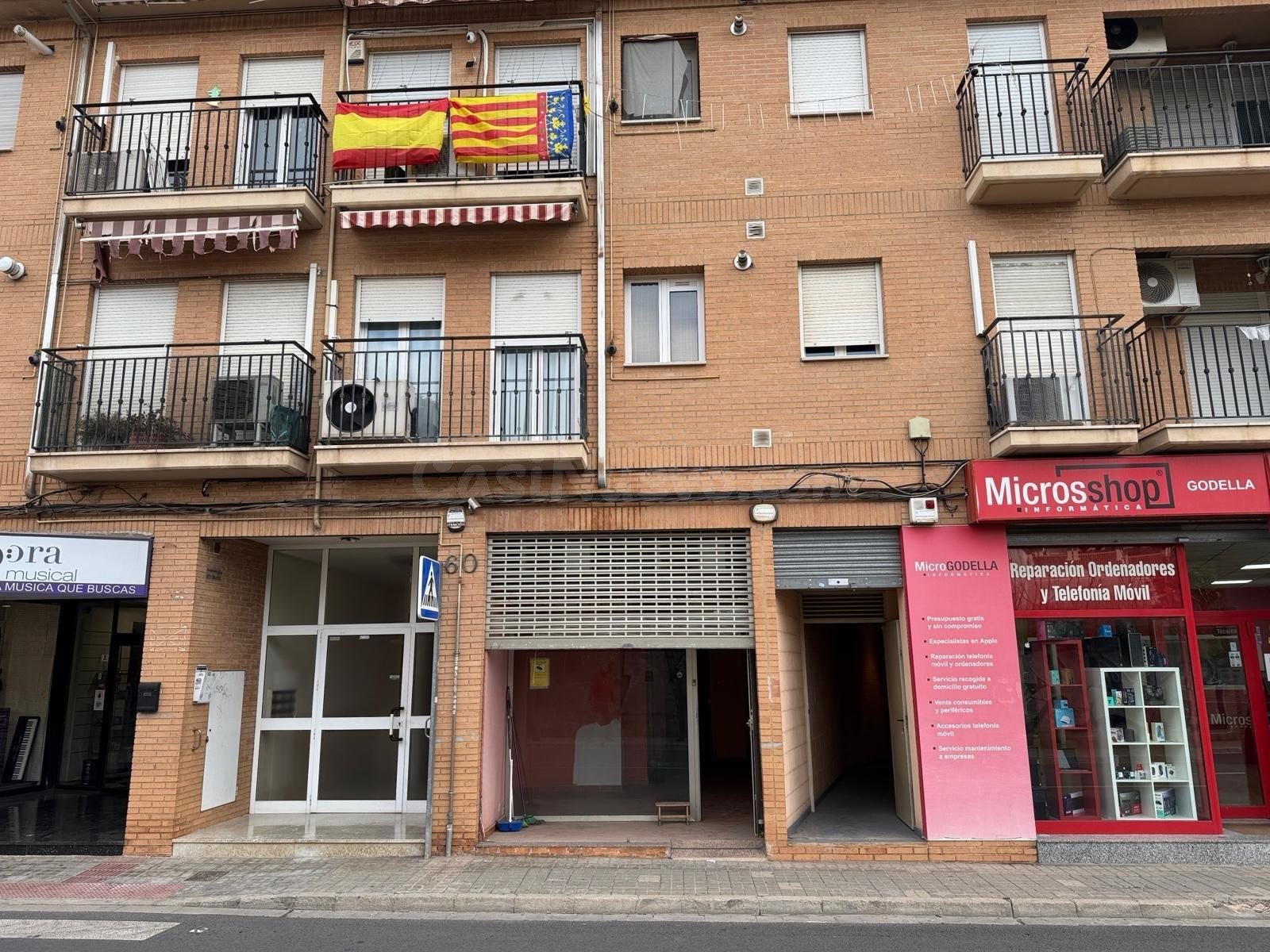 AMPLIO LOCAL COMERCIAL EN FABIAN I FUERO GODELLA 205M UTILES - foto 4