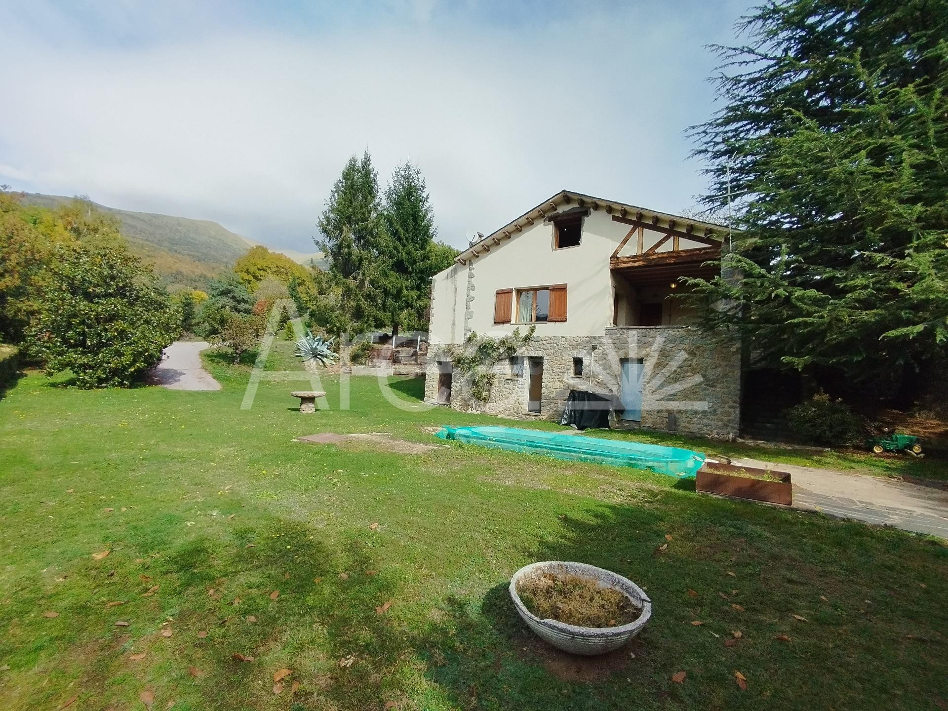 CASA amb PISCINA i ampli  PORXO  a PLANOLES