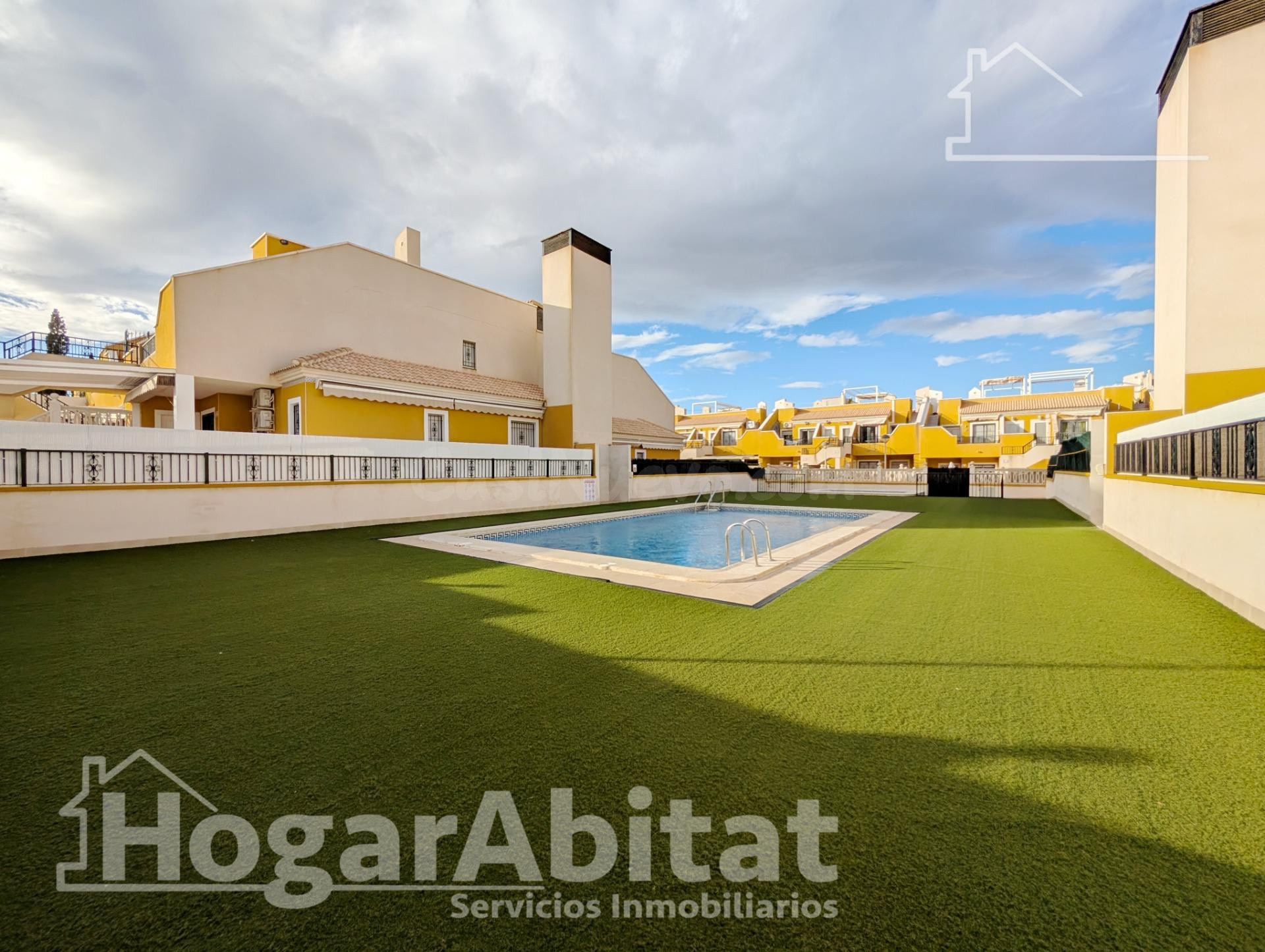 REFORMADO CON TERRAZA, PISCINA Y GARAJE CERCA DE LA PLAYA