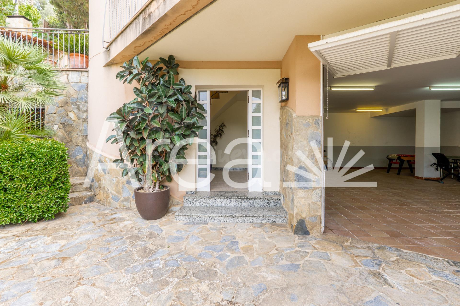 Exclusiva casa en Les Sureres de Mataró – Privacidad, amplit - foto 4
