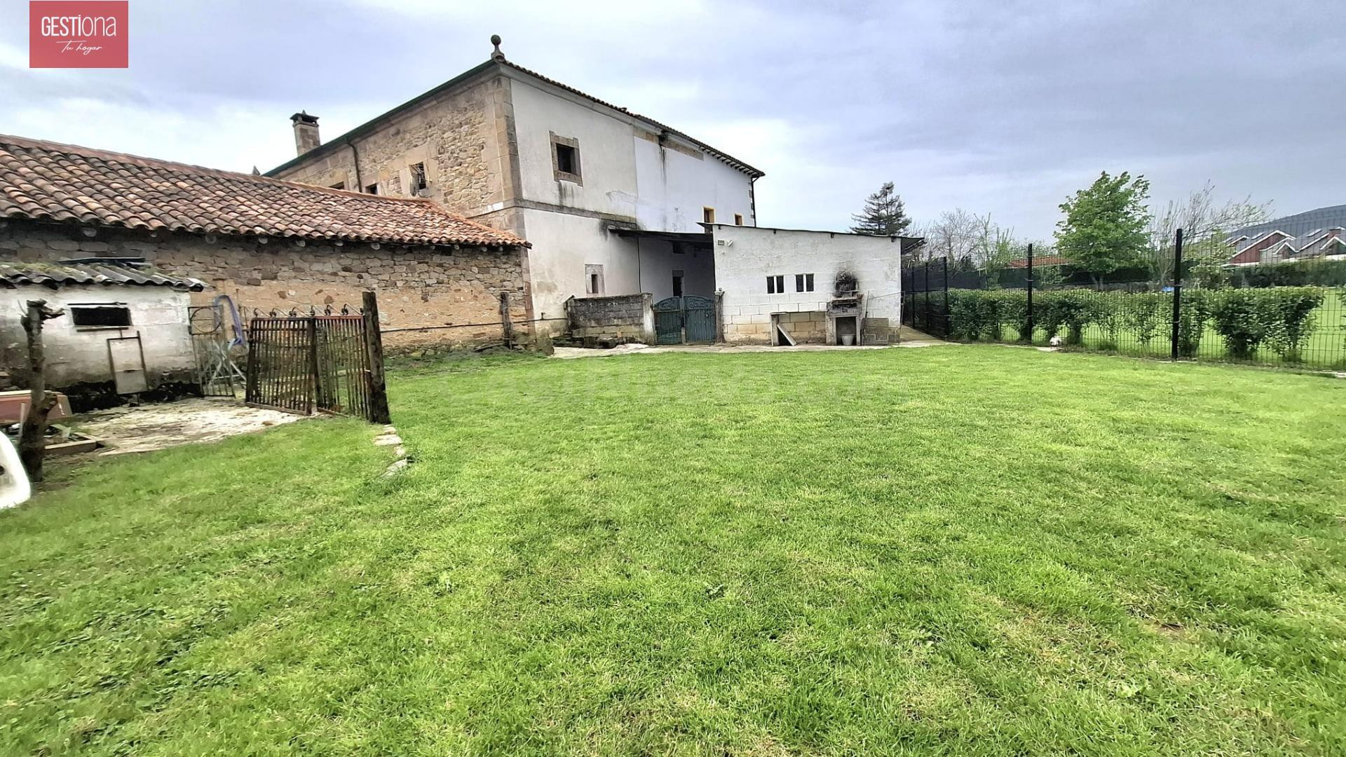 CASA PARAEADA CON JARDIN. ARGOMILLA