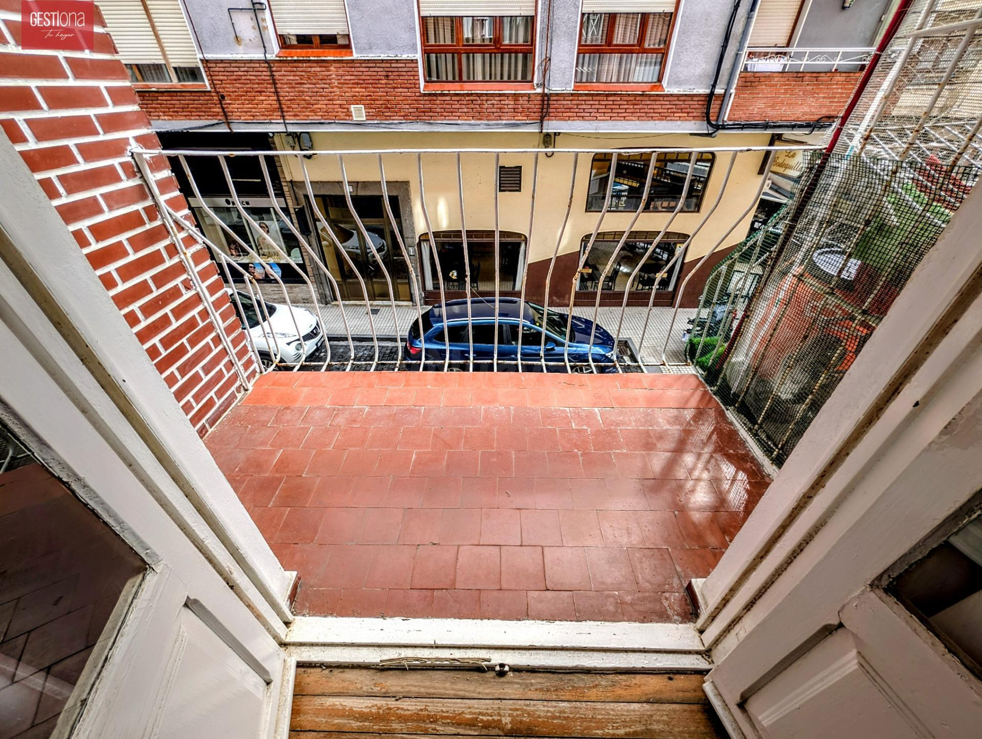 AMPLIA VIVIENDA A REFORMAR EN EL CENTRO DE SANTOÑA