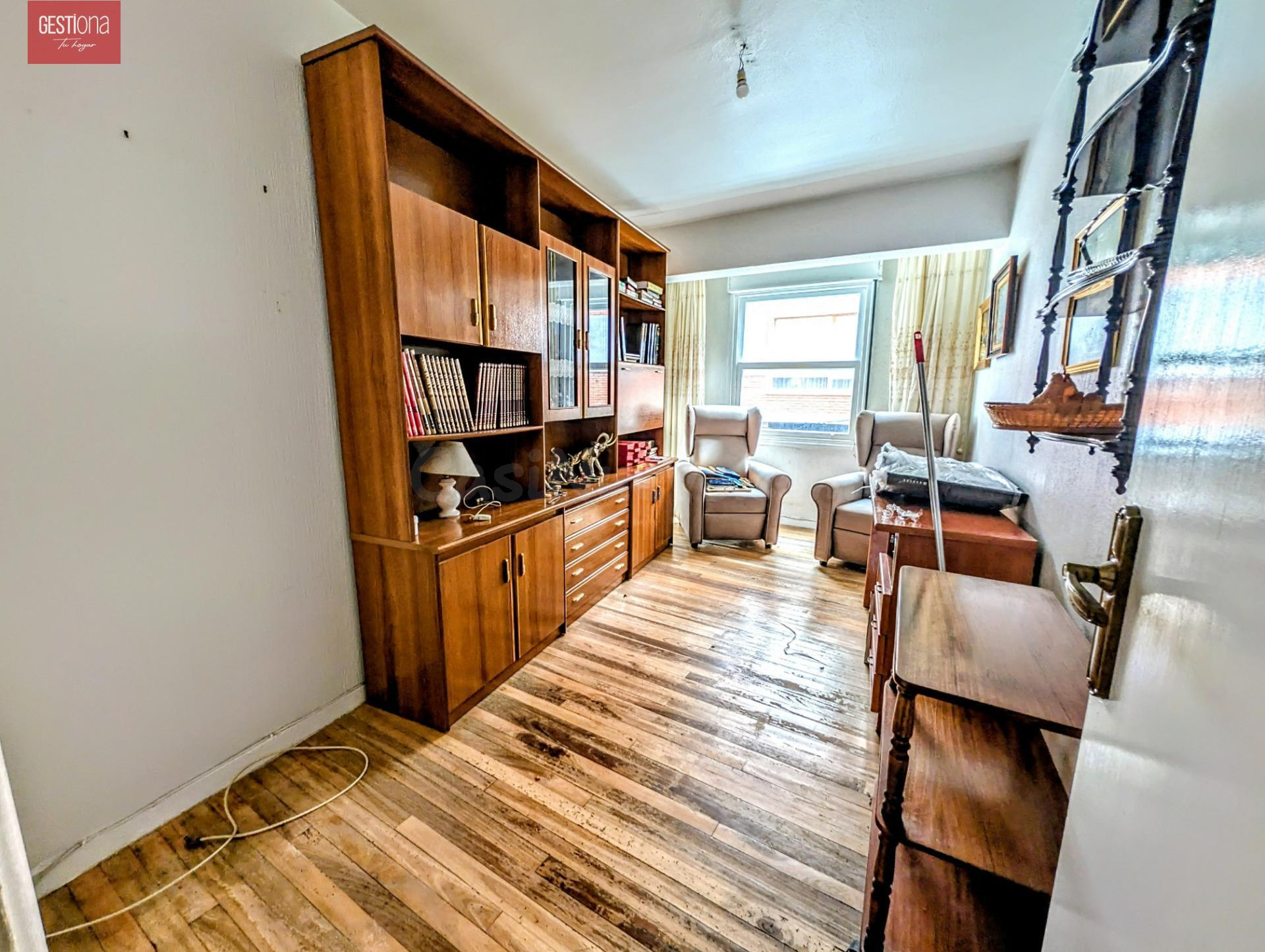 AMPLIA VIVIENDA A REFORMAR EN EL CENTRO DE SANTOÑA - foto 2