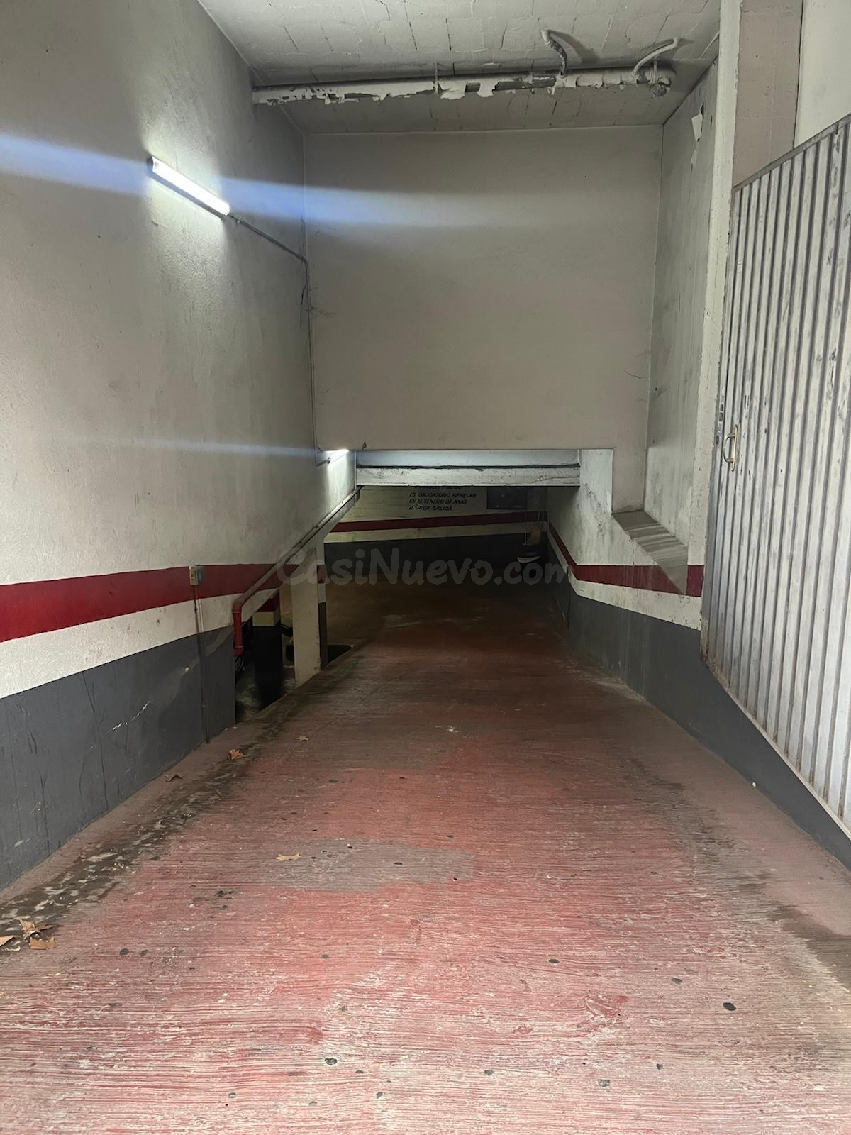 Se VENDE plaza de parking junto con trastero en la zona de C - foto 3