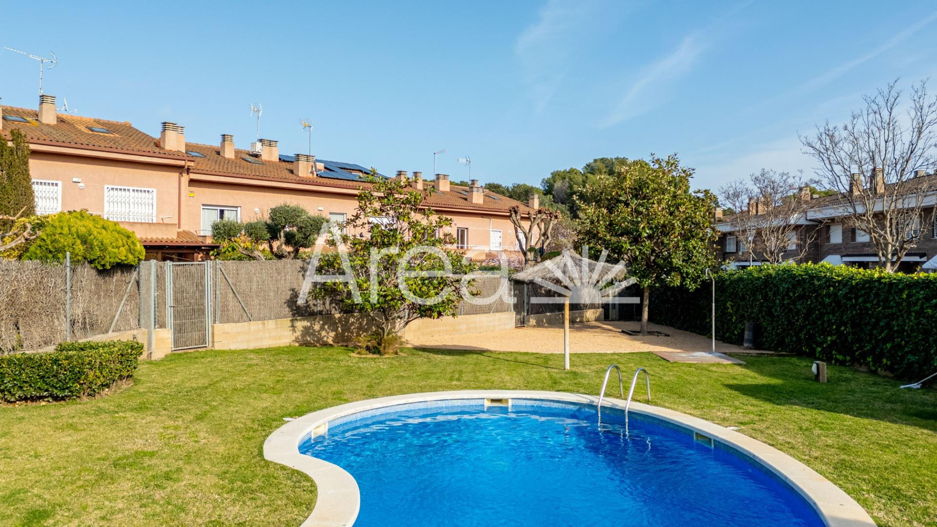 Casa adosada con jardín privado y piscina comunitaria