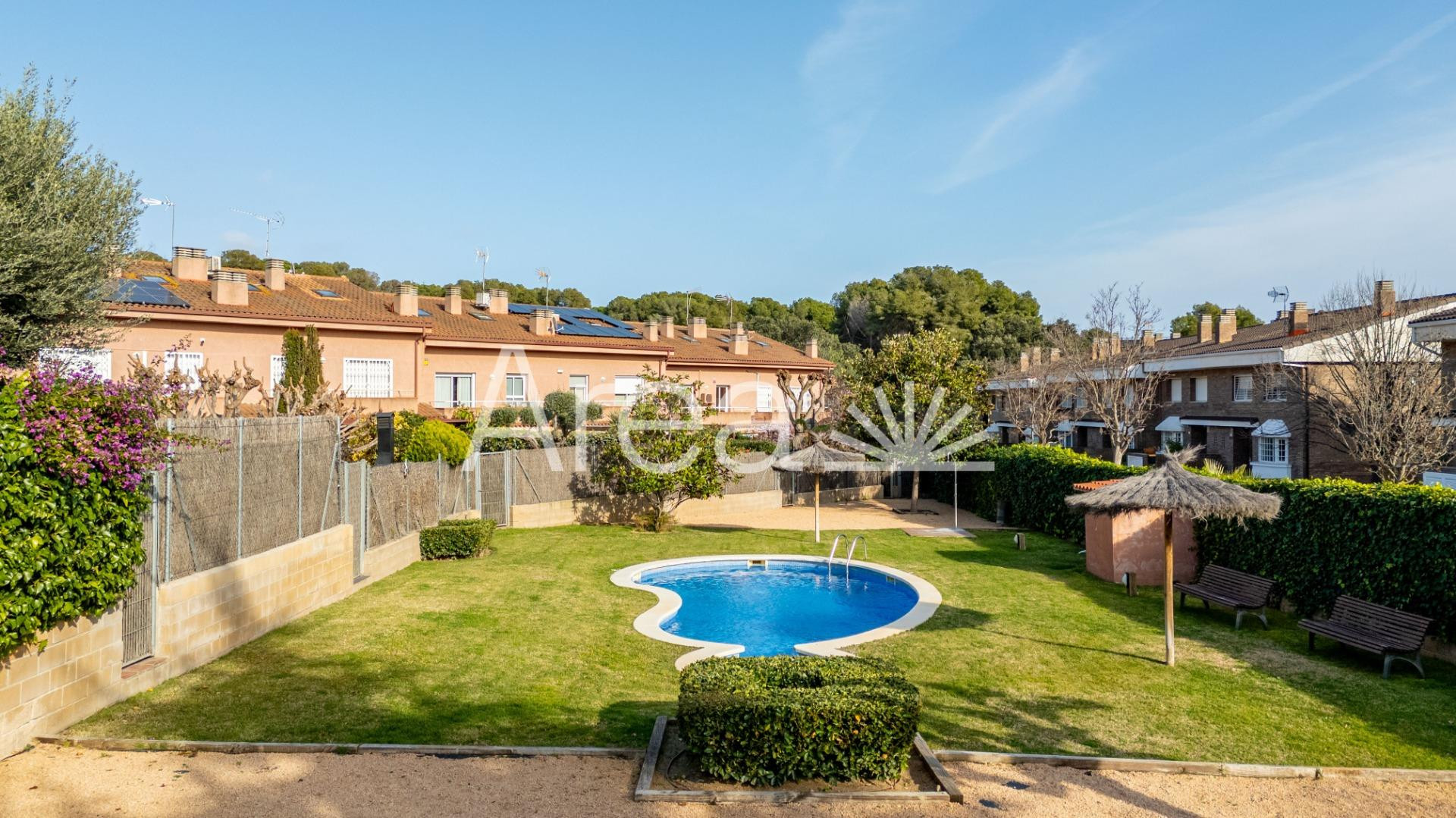 Casa adosada con jardín privado y piscina comunitaria - foto 2
