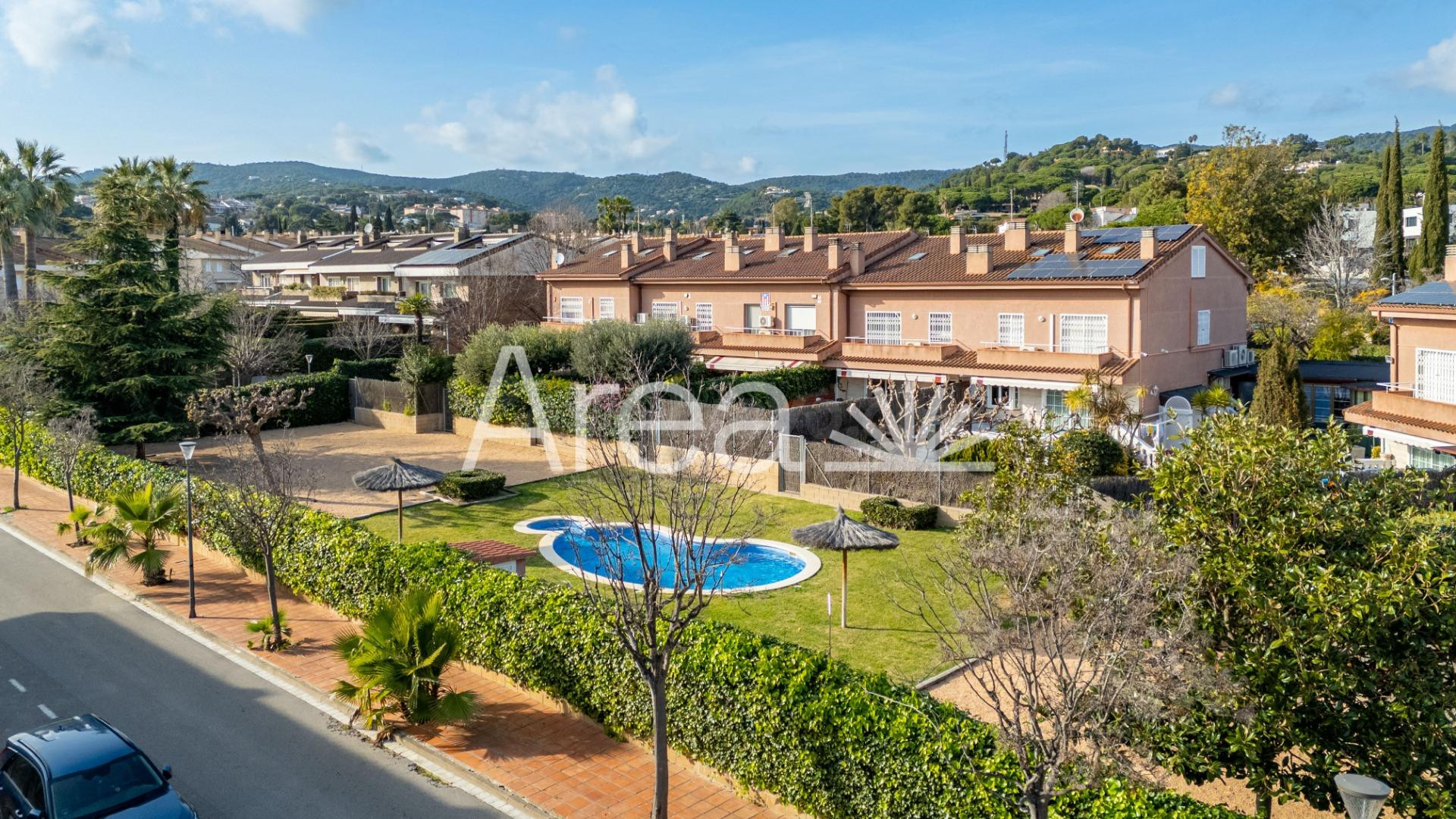 Casa adosada con jardín privado y piscina comunitaria - foto 3
